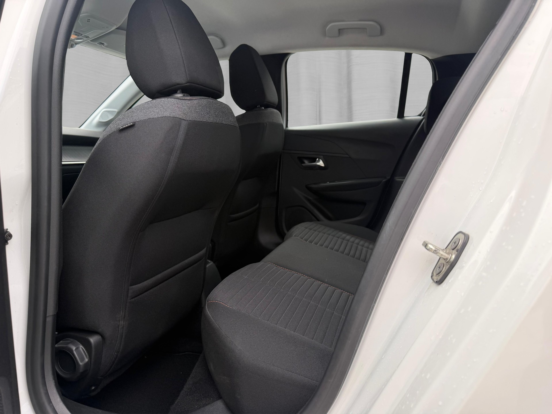 PEUGEOT 208 1.2 PureTech Active Pack-image-12