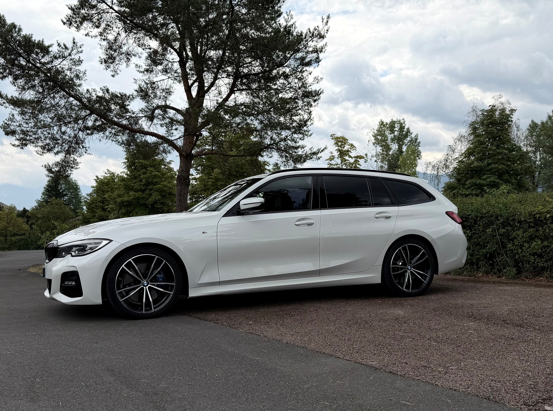 BMW 330d xDrive M Sport Touring Alcantara-image-2