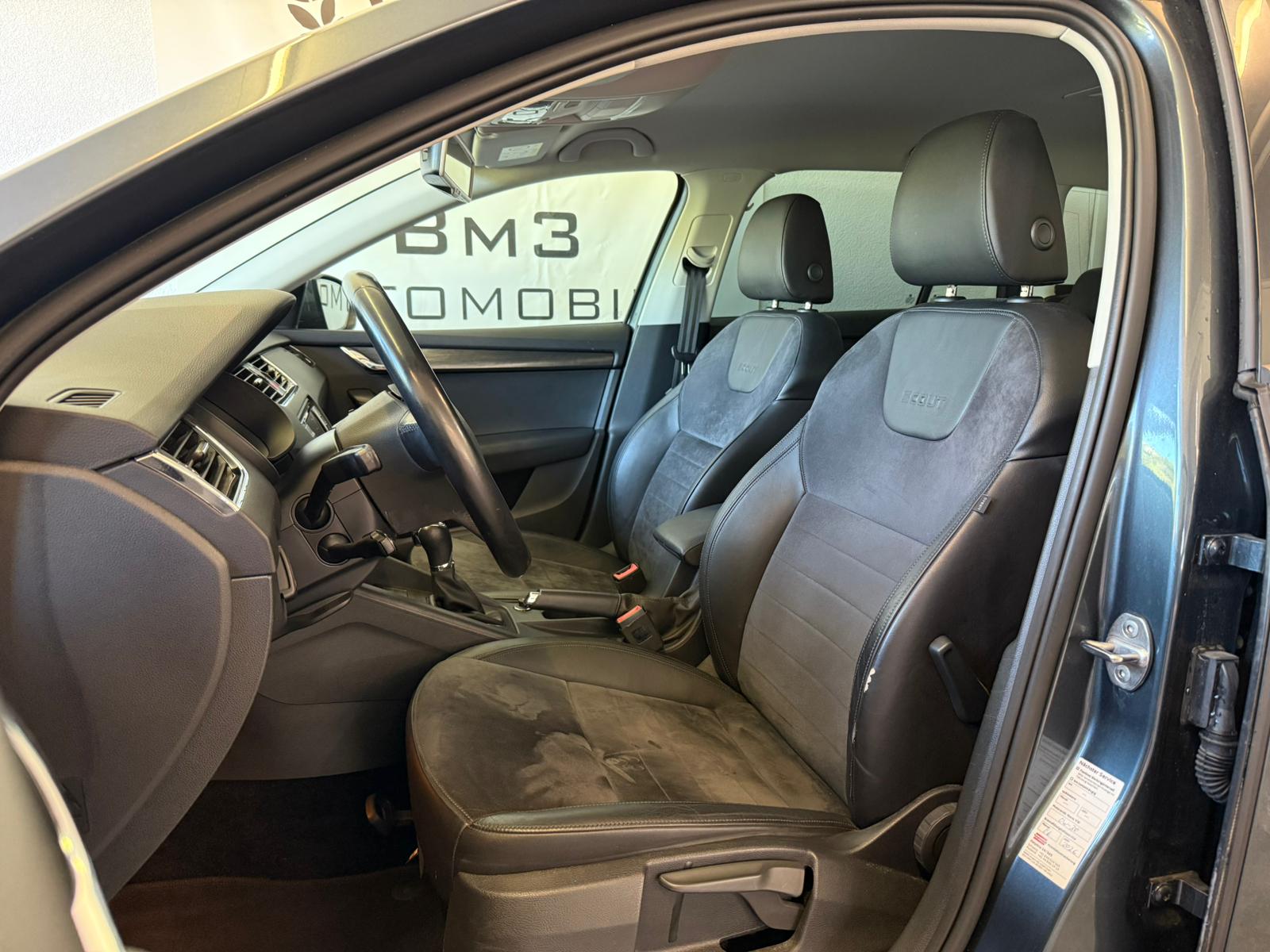 SKODA Octavia Combi 1.8 TSI Scout 4x4 DSG 1,6T AHK-image-9