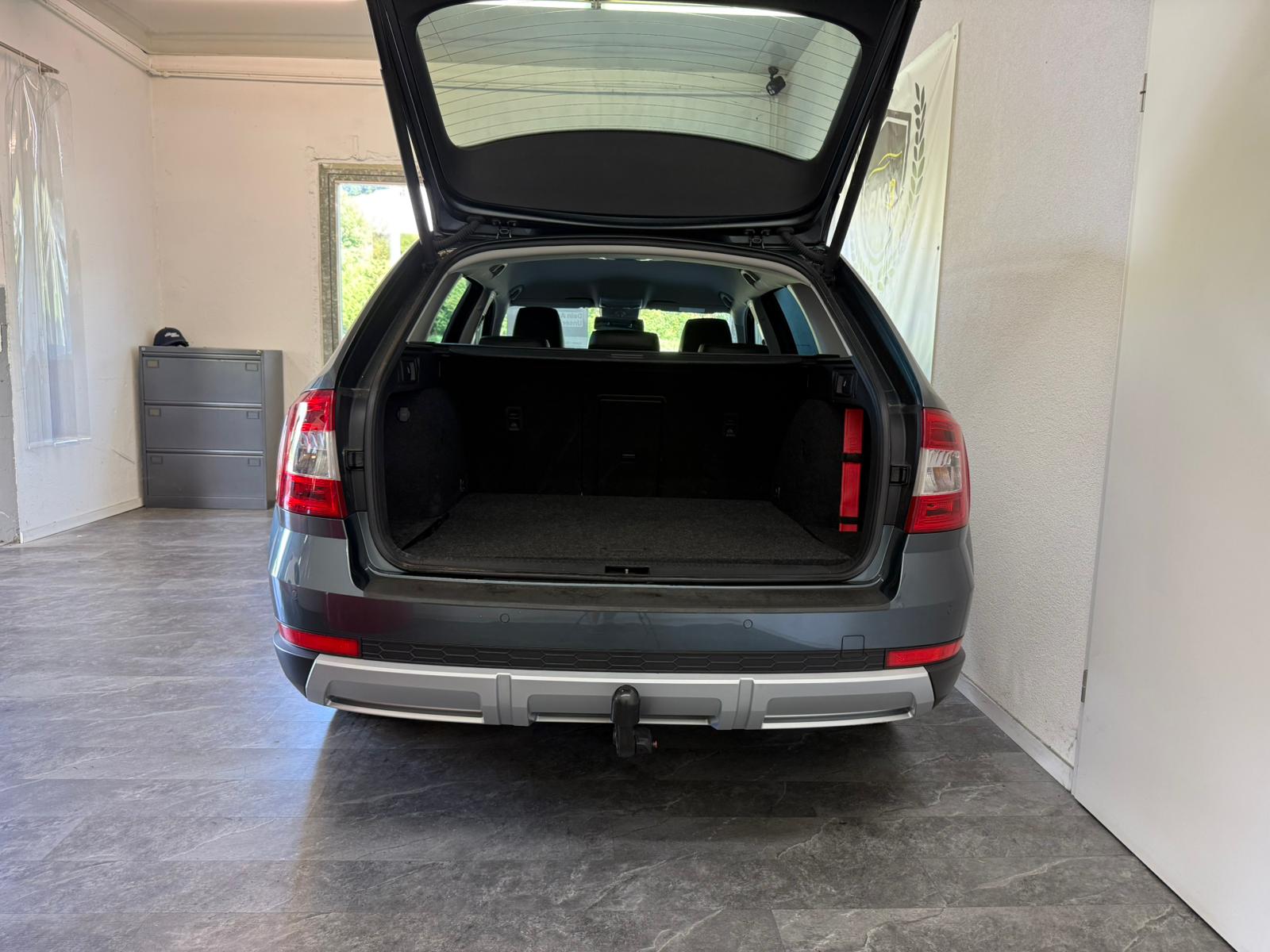 SKODA Octavia Combi 1.8 TSI Scout 4x4 DSG 1,6T AHK-image-4