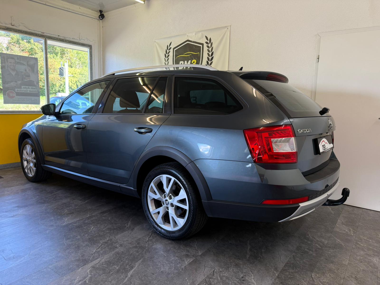 SKODA Octavia Combi 1.8 TSI Scout 4x4 DSG 1,6T AHK-image-2