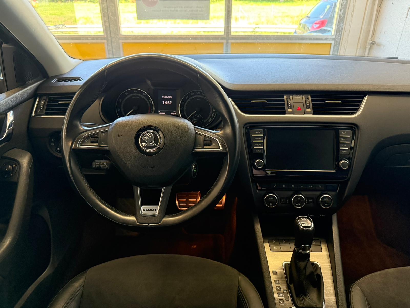 SKODA Octavia Combi 1.8 TSI Scout 4x4 DSG 1,6T AHK-image-8