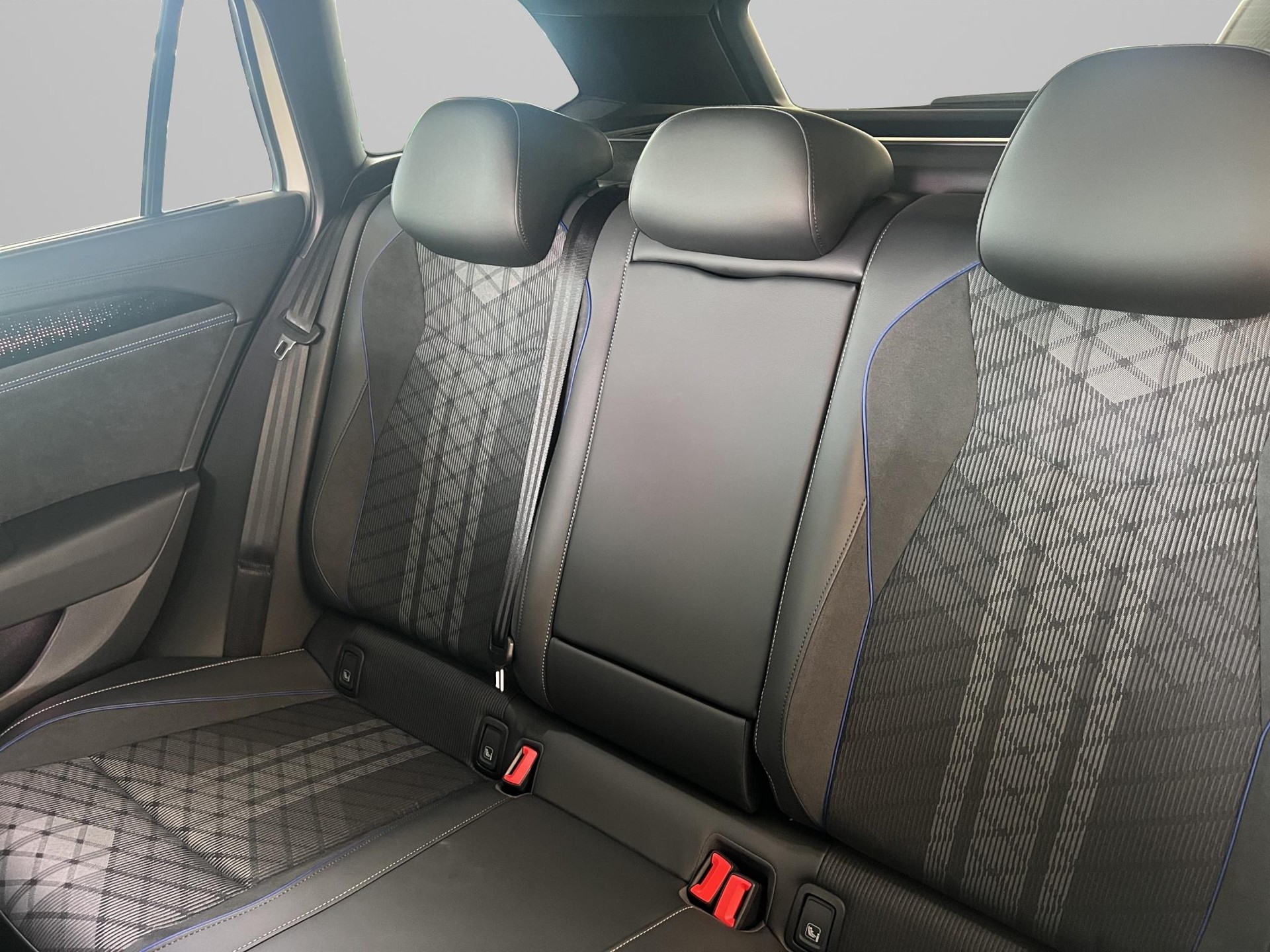 VW Passat Variant 2.0 TDI R-Line DSG 4motion-image-11