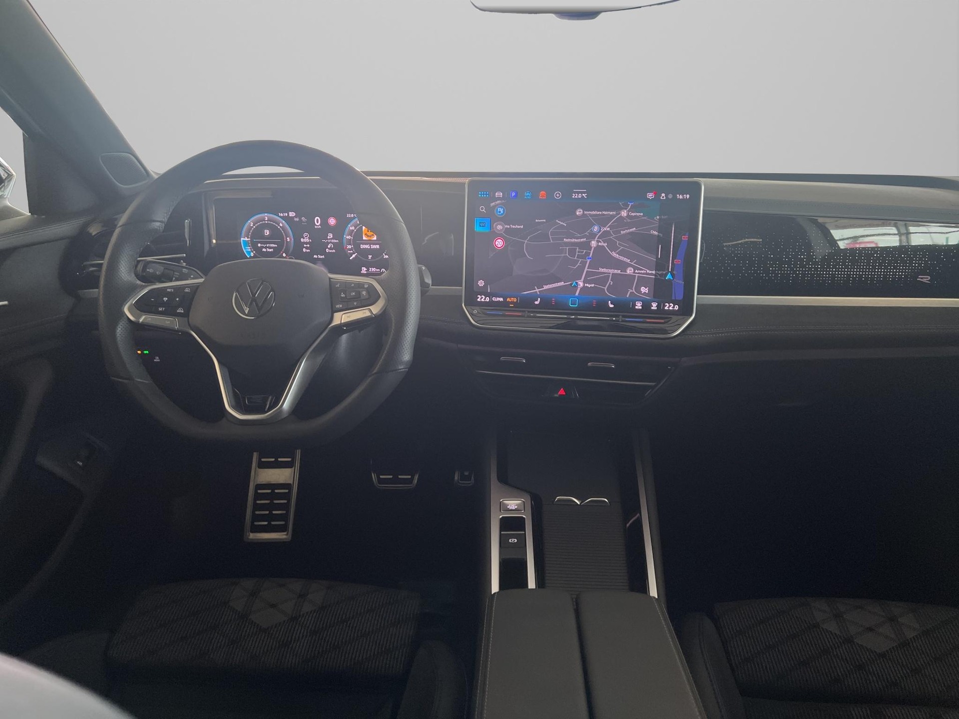 VW Passat Variant 2.0 TDI R-Line DSG 4motion-image-12