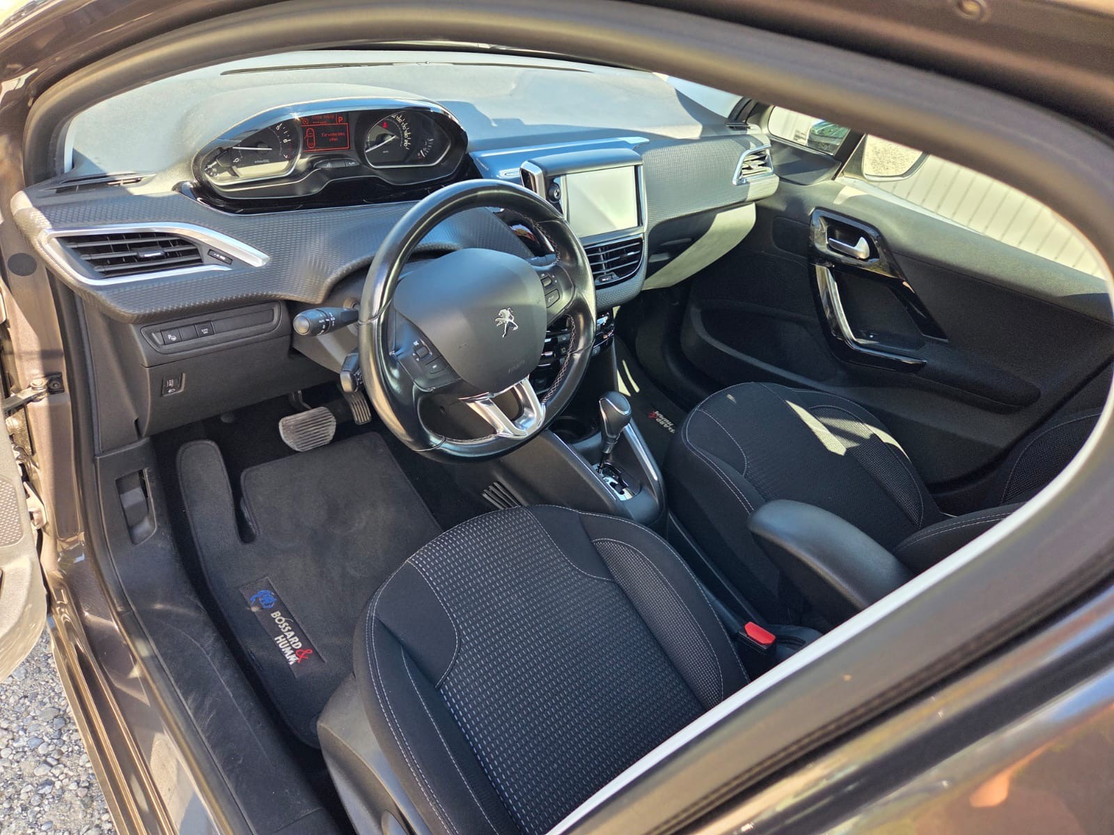 PEUGEOT 208 1.2 PureTech Allure EAT6-image-10