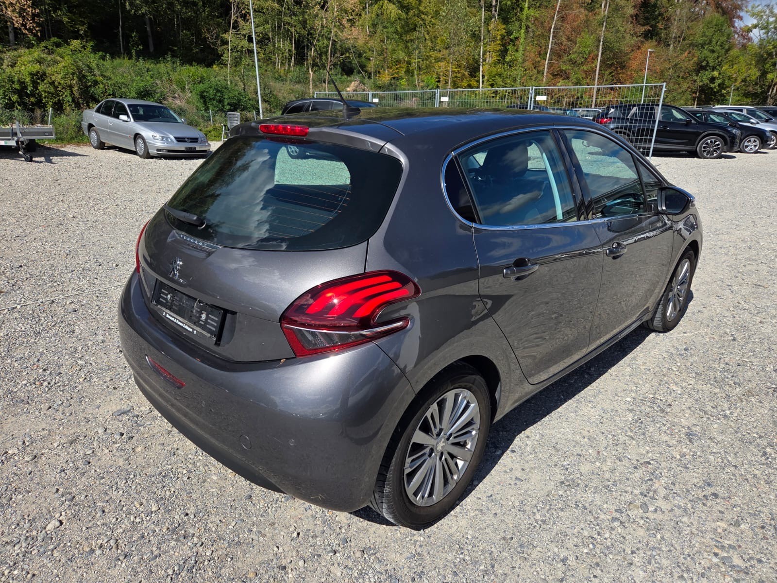 PEUGEOT 208 1.2 PureTech Allure EAT6-image-5