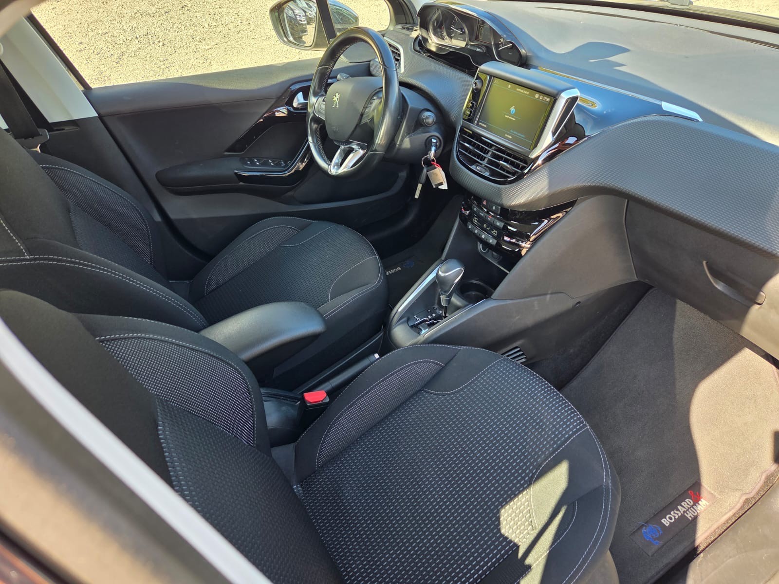 PEUGEOT 208 1.2 PureTech Allure EAT6-image-11