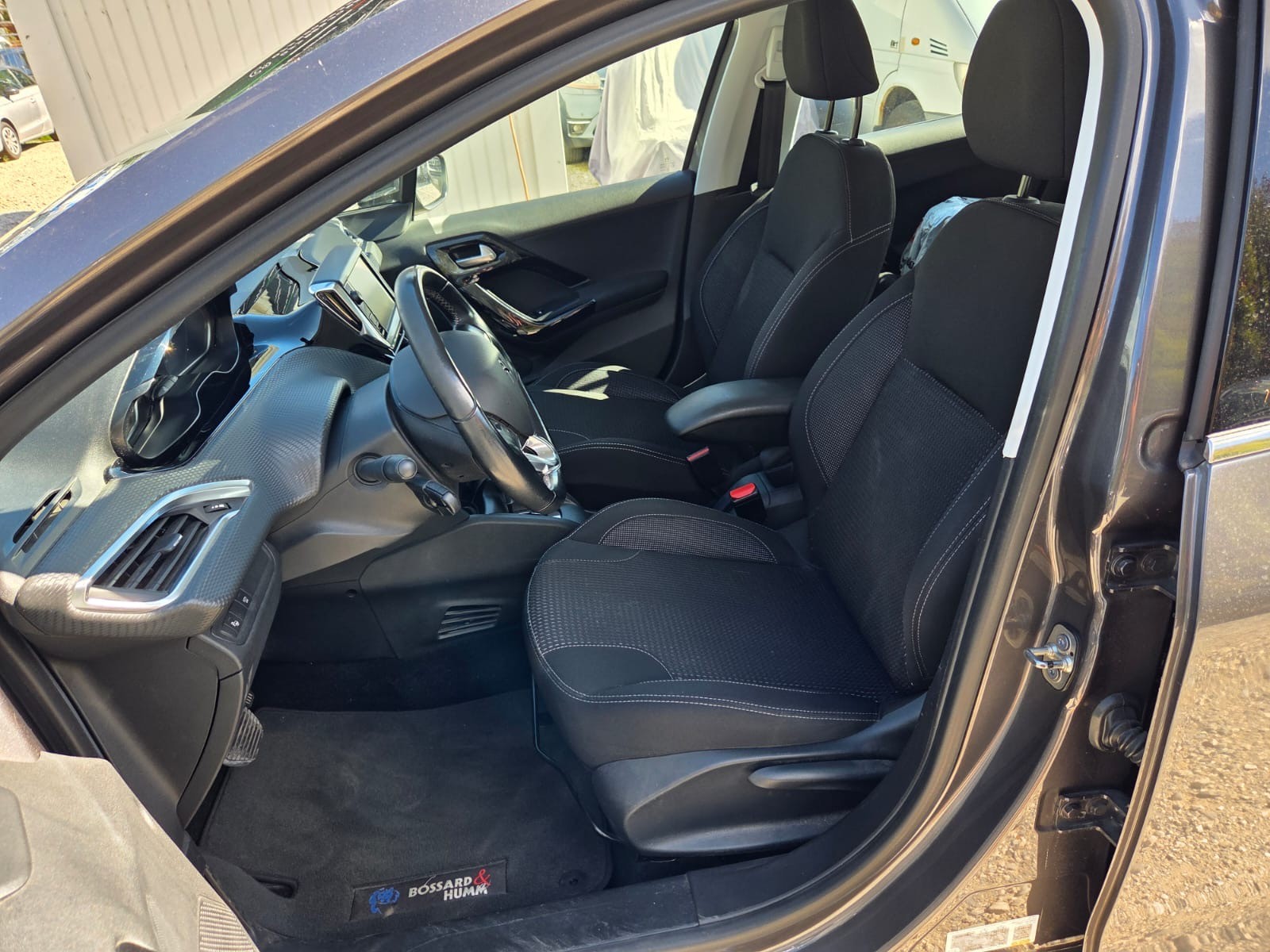 PEUGEOT 208 1.2 PureTech Allure EAT6-image-9