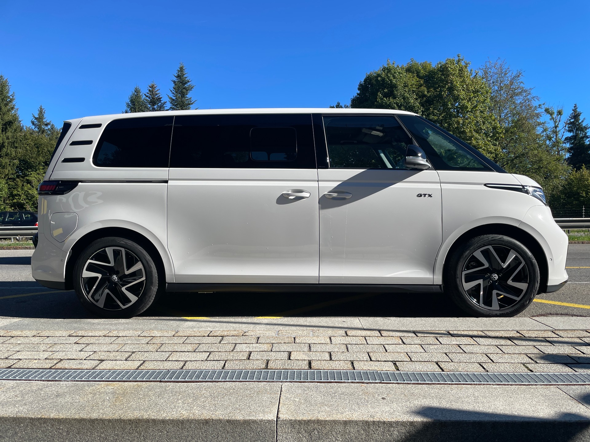 VW ID.Buzz LWB GTX 4 Motion, 7-Sitzer-image-3