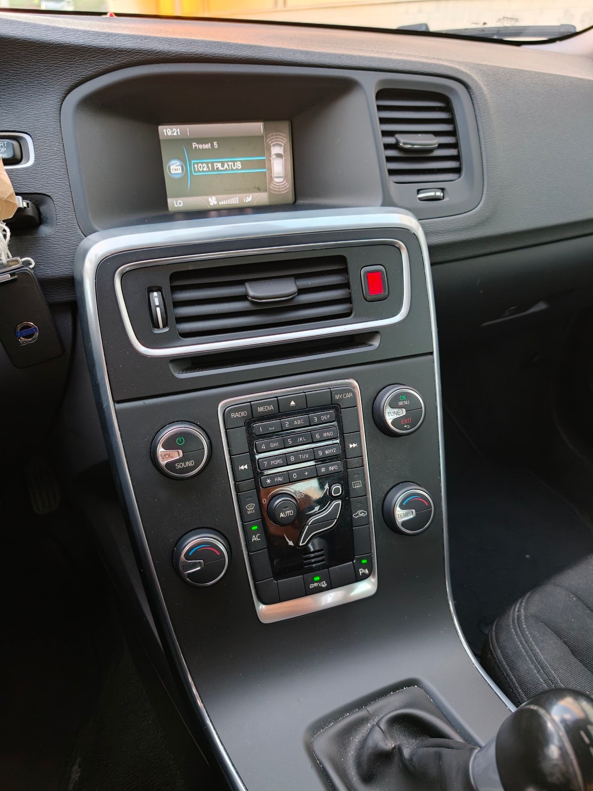 VOLVO S60 D3-image-10