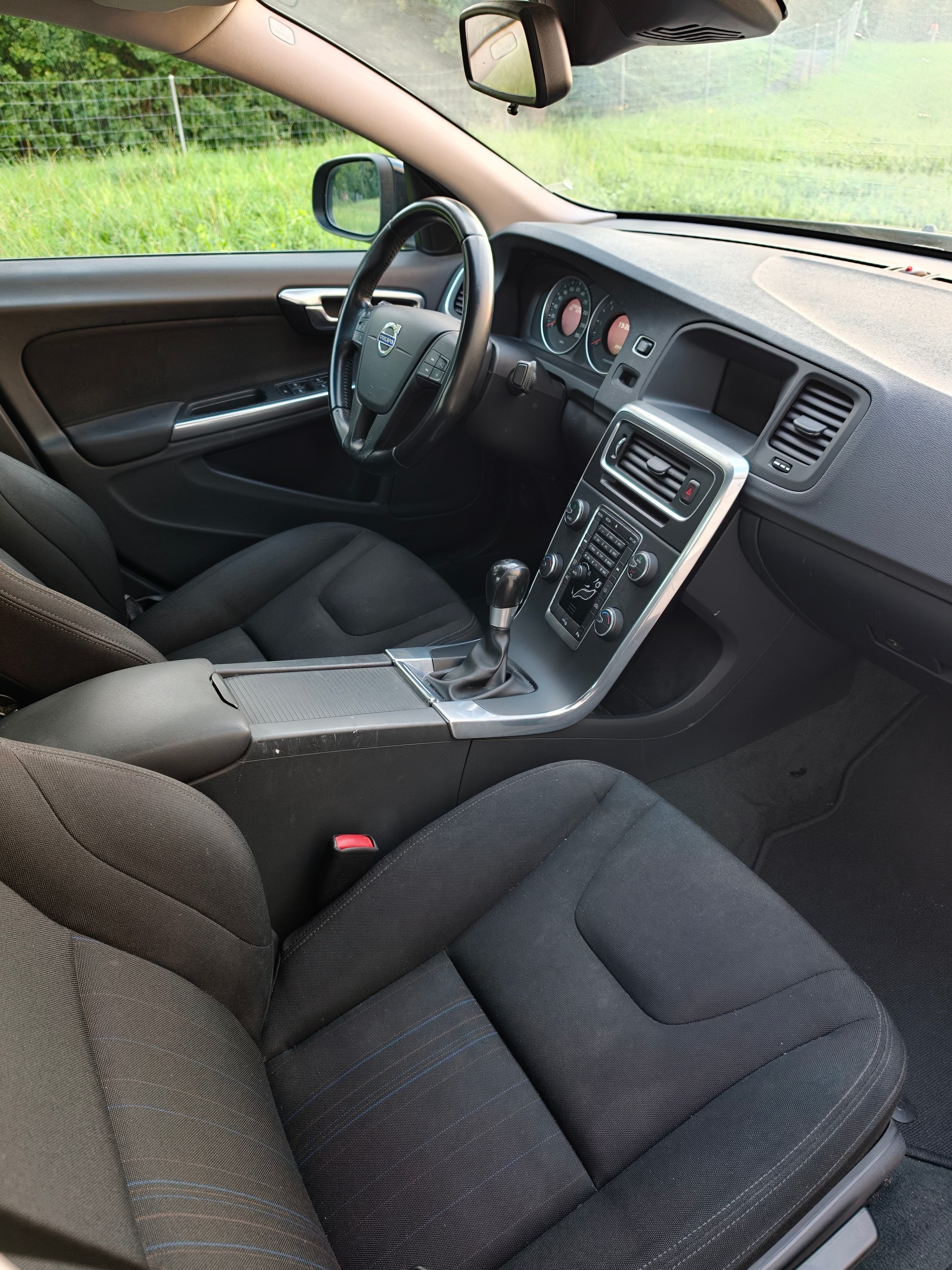 VOLVO S60 D3-image-8