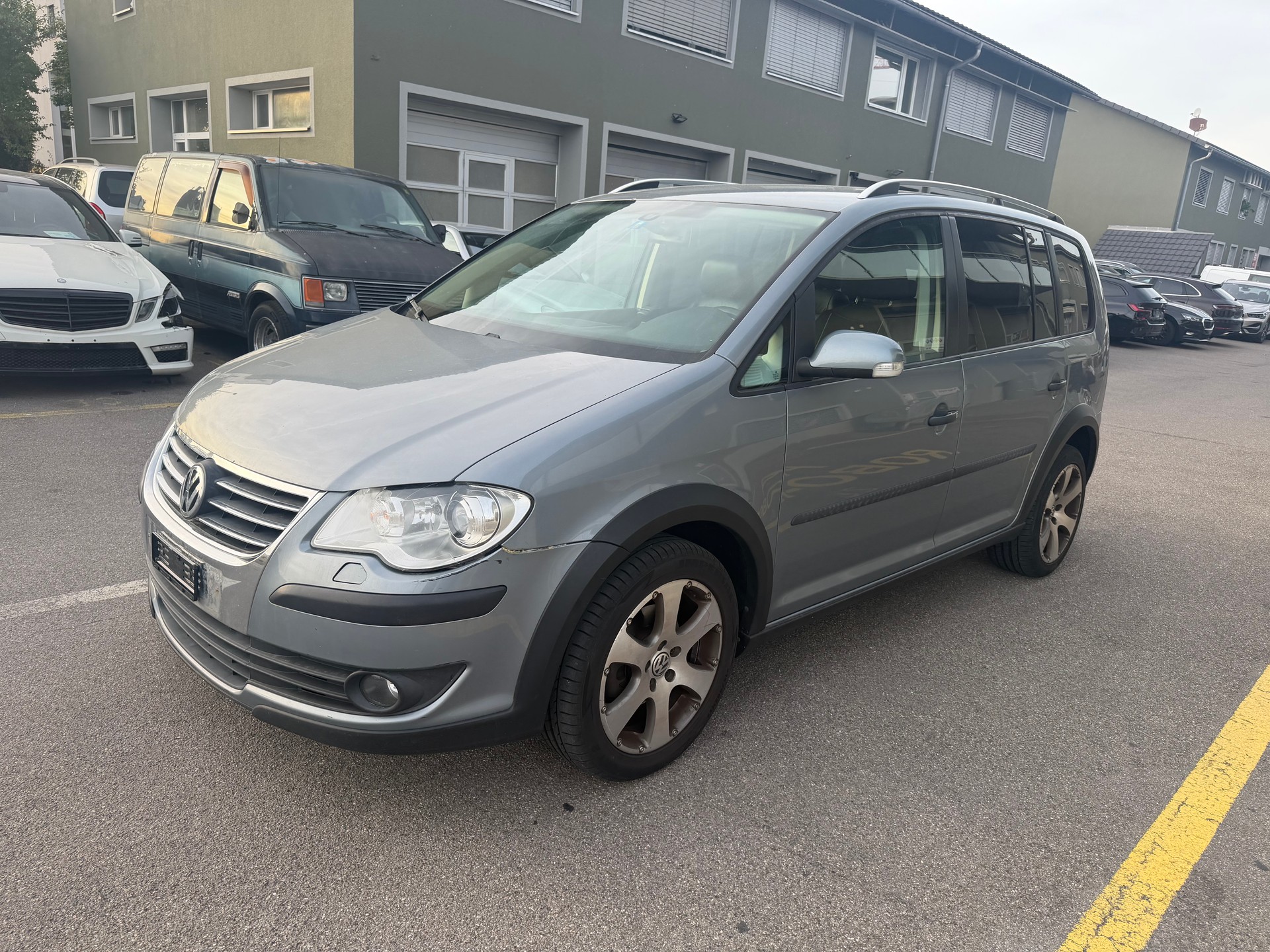 VW CrossTouran 2.0 TDI DSG-image-1
