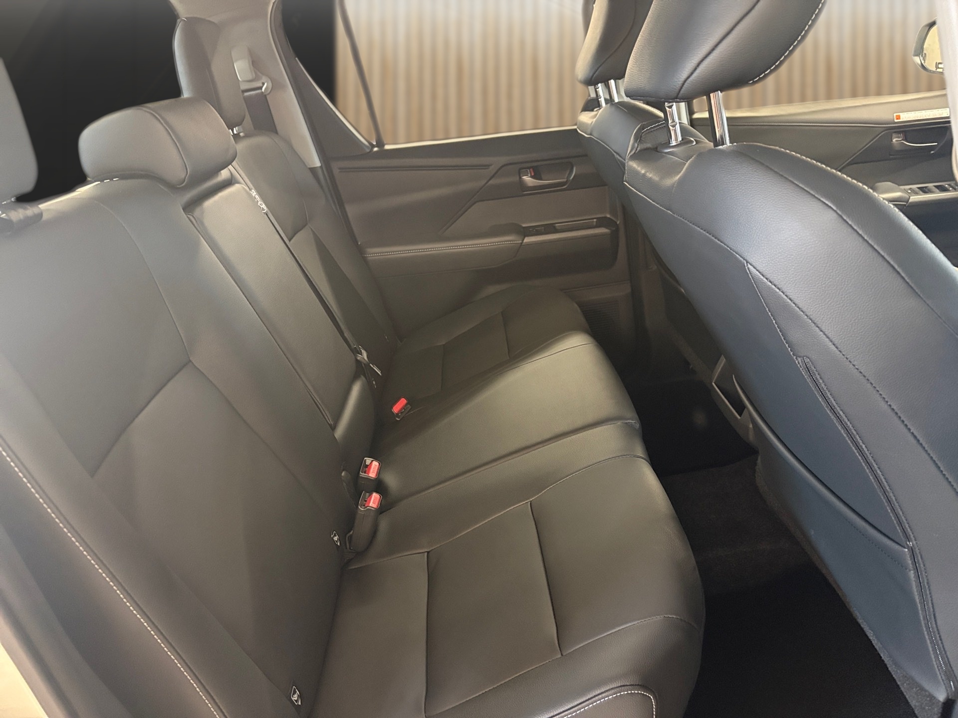 TOYOTA Hilux 2.8d MHEV Invincible Double Cab 4x4-image-13