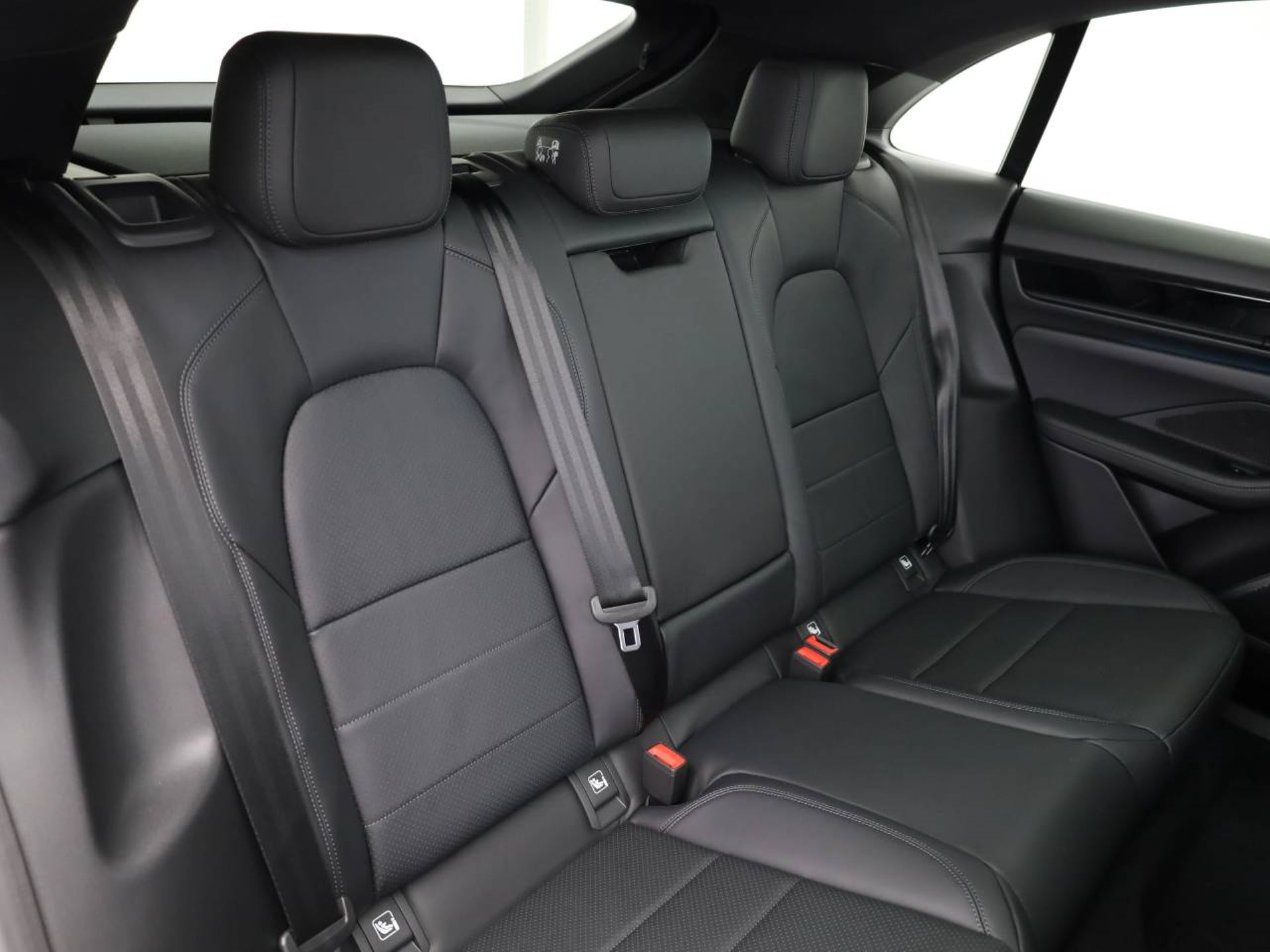 PORSCHE Macan 4-image-17
