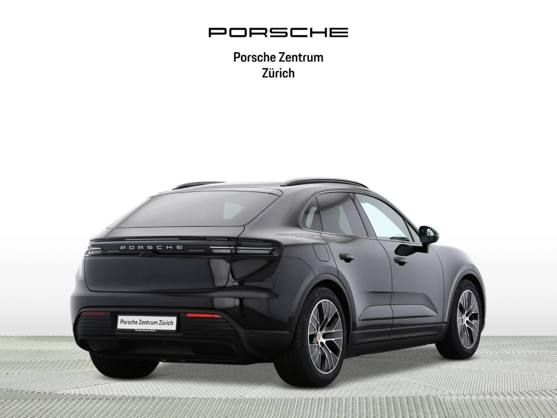 PORSCHE Macan 4-image-2