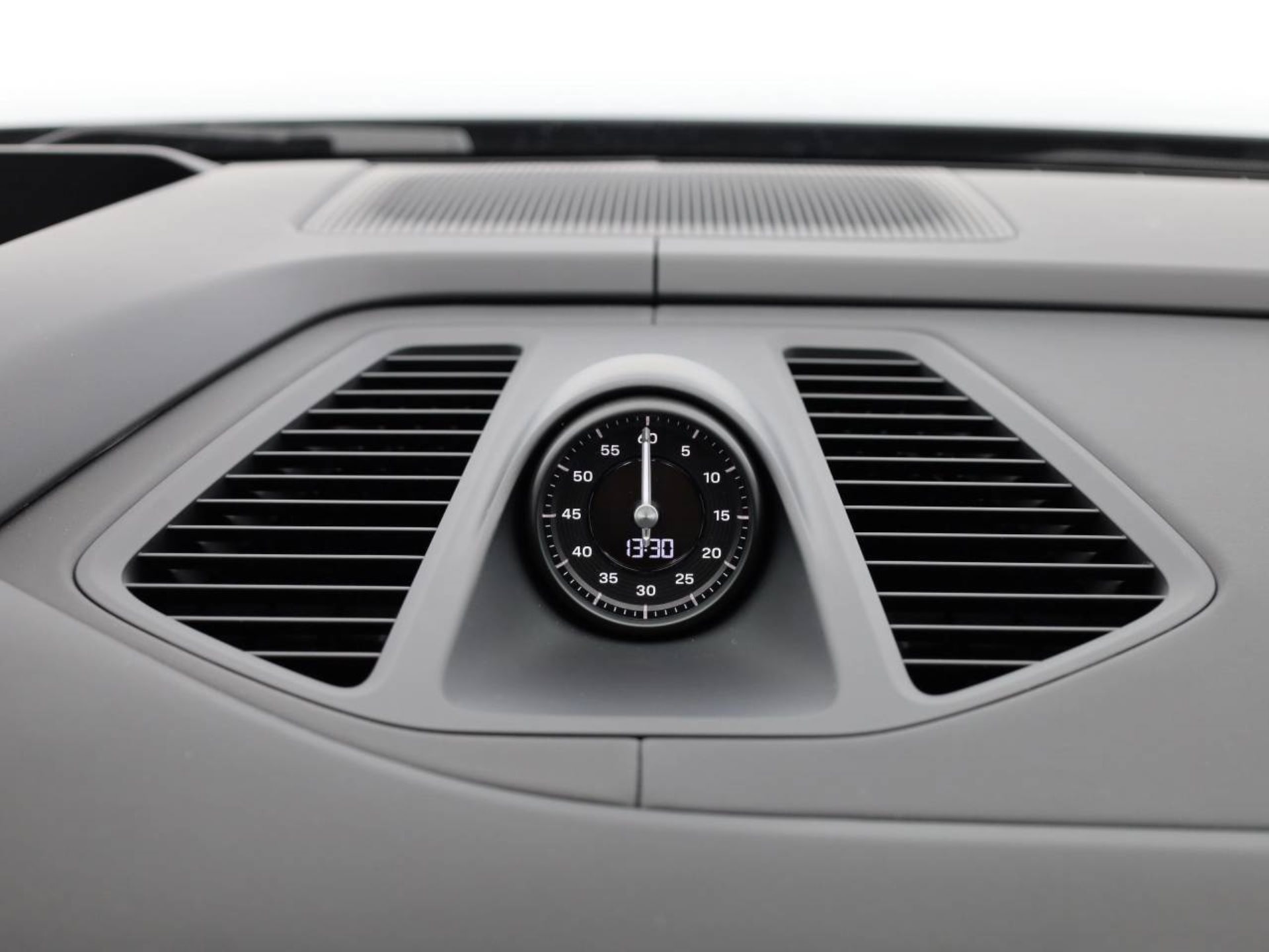 PORSCHE Macan 4-image-13
