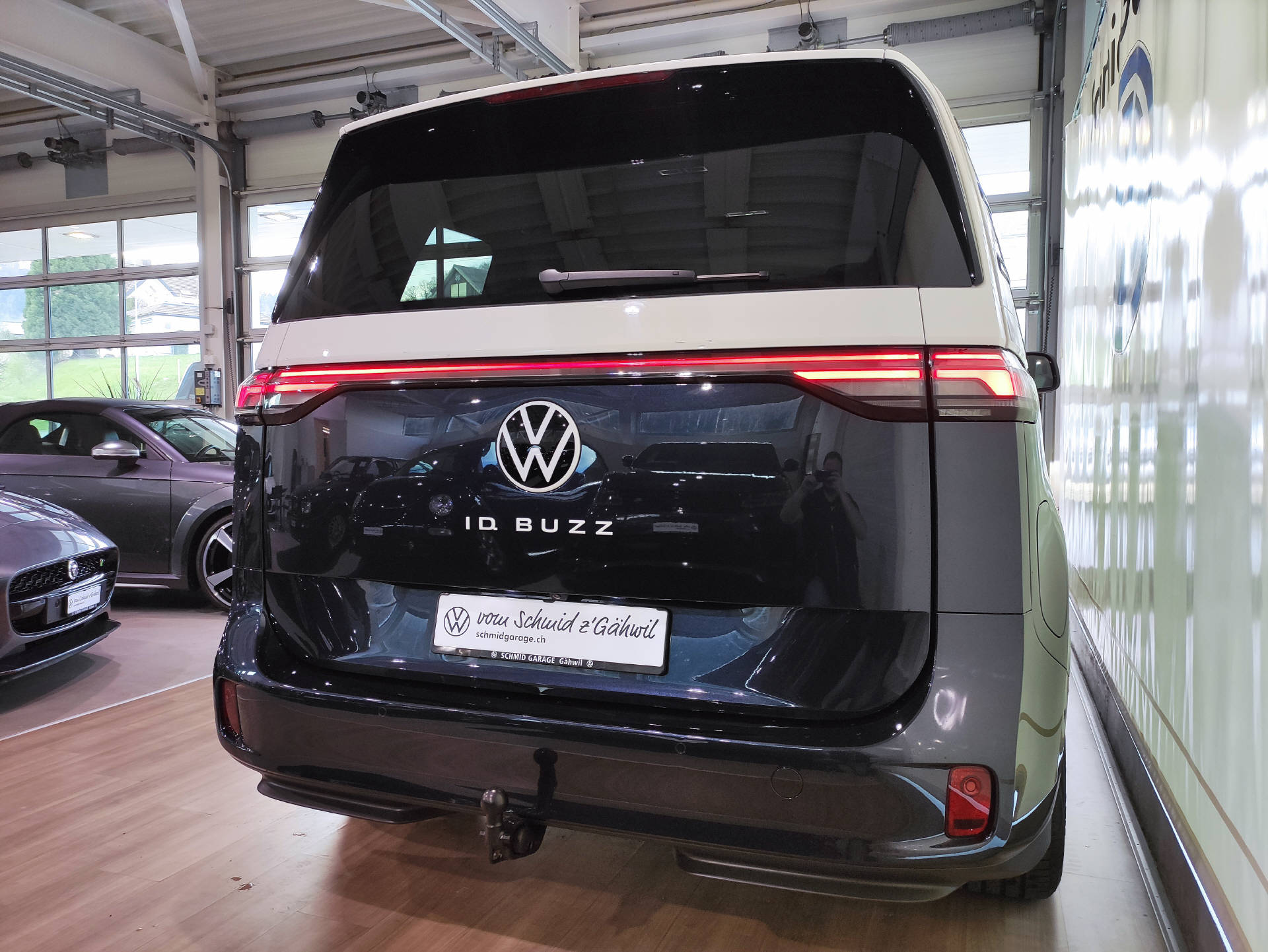 VW ID.Buzz Bus 77kWh Pro-image-14