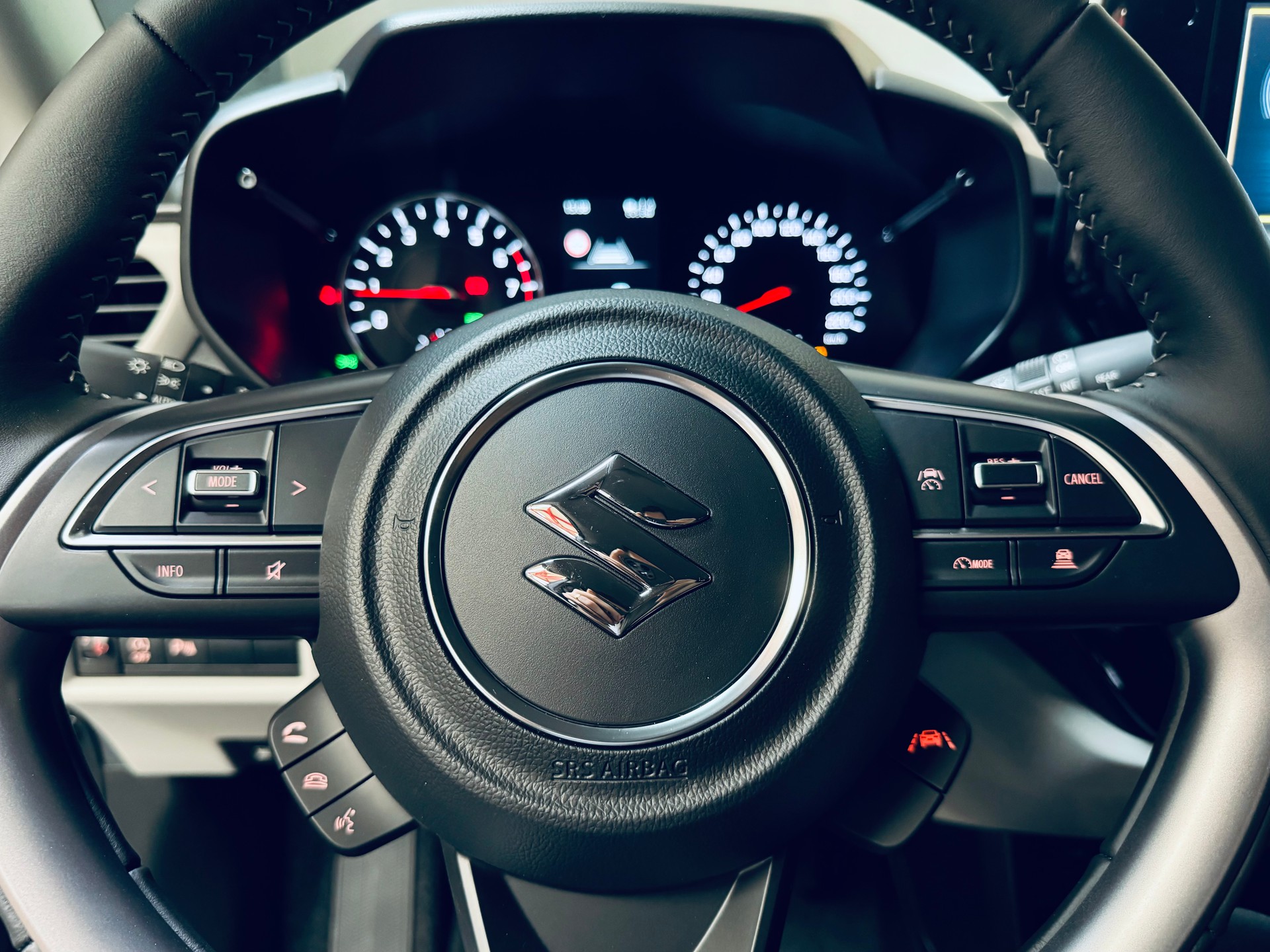 SUZUKI Swift 1.2 Compact+ Hybrid 4x4-image-19