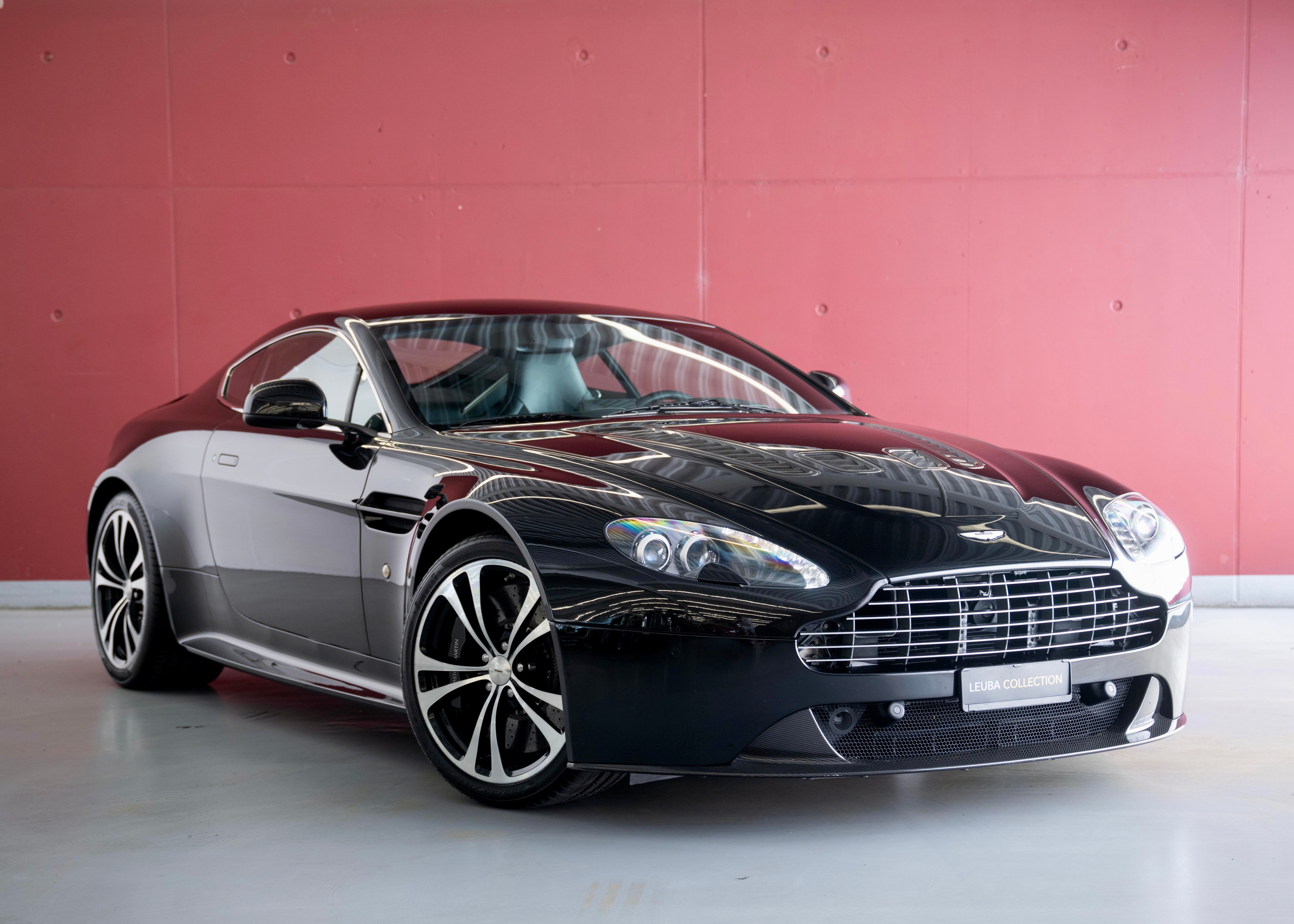 Photo ASTON-MARTIN V12-VANTAGE V12 Vantage 5.9 Carbon Black Edition Manual (Swiss car, 1 of 230, Mint condition, full Aston Martin service history)