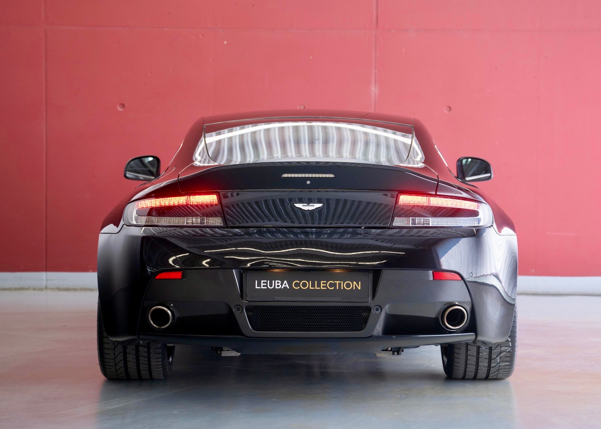 ASTON MARTIN V12 Vantage 5.9 Carbon Black Edition Manual (Swiss car, 1 of 230, Mint condition, full Aston Martin service history)-showroom-element-3