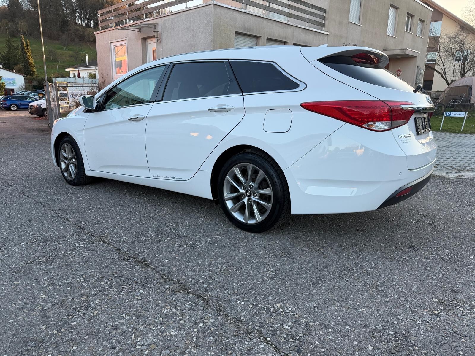 HYUNDAI i40 Wagon 1.7 CRDI Vertex Automatic-image-3