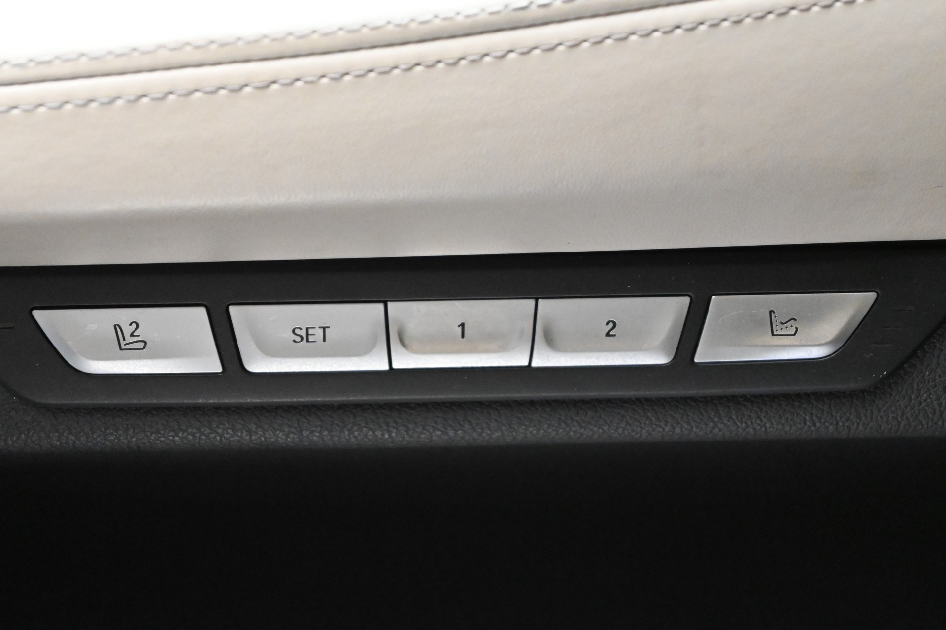 BMW 740d xDrive Steptronic M-Sport*Standheizung*-image-16
