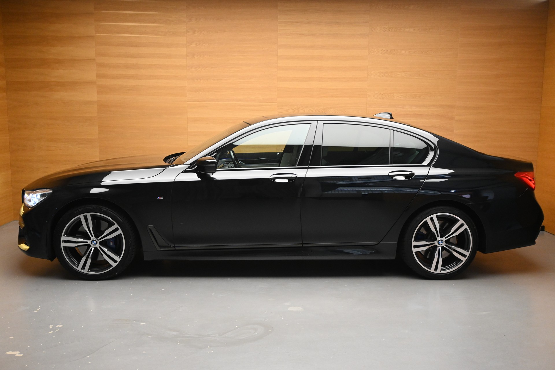 BMW 740d xDrive Steptronic M-Sport*Standheizung*-showroom-element-3