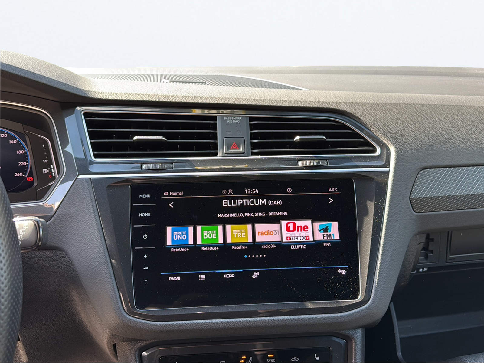 VW Tiguan 2.0 TDI SCR R-Line 4Motion DSG-image-12