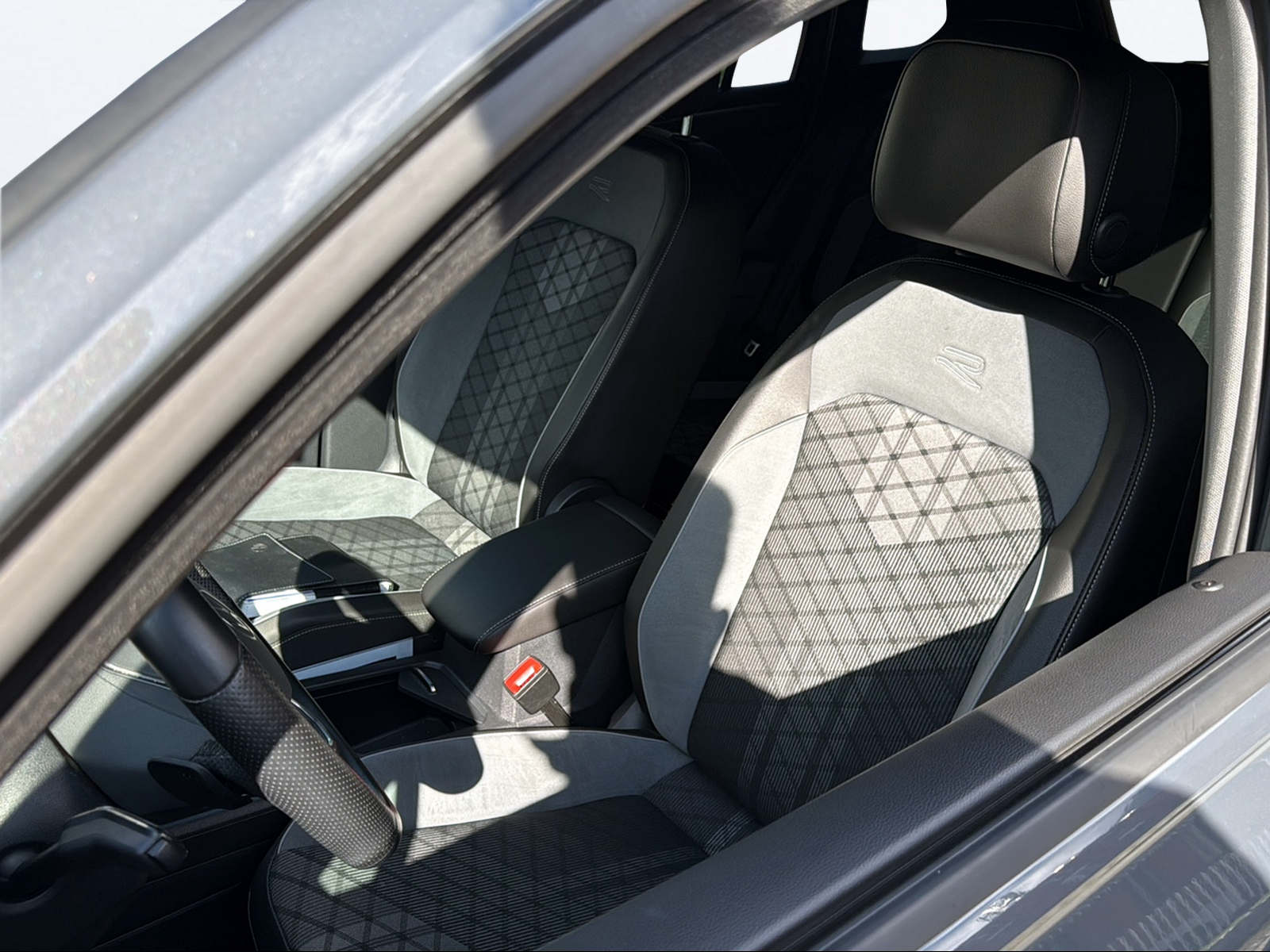 VW Tiguan 2.0 TDI SCR R-Line 4Motion DSG-image-9
