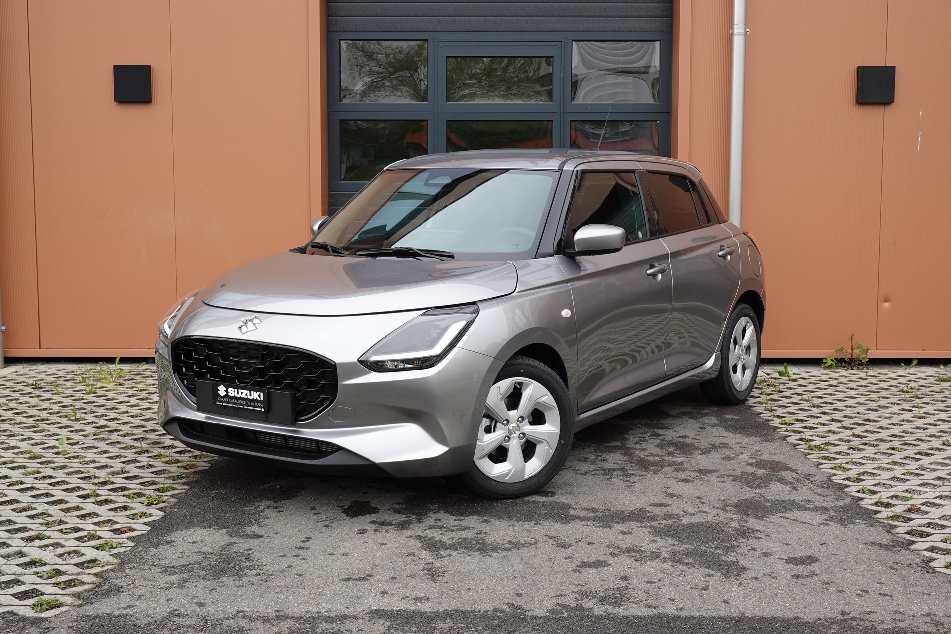 SUZUKI Swift 1.2 Compact+ Hybrid CVT * Tempomat Adapt. * Caméra de recul * Sièges chauffants * Apple Car Play * Aides Conduites"-image-0