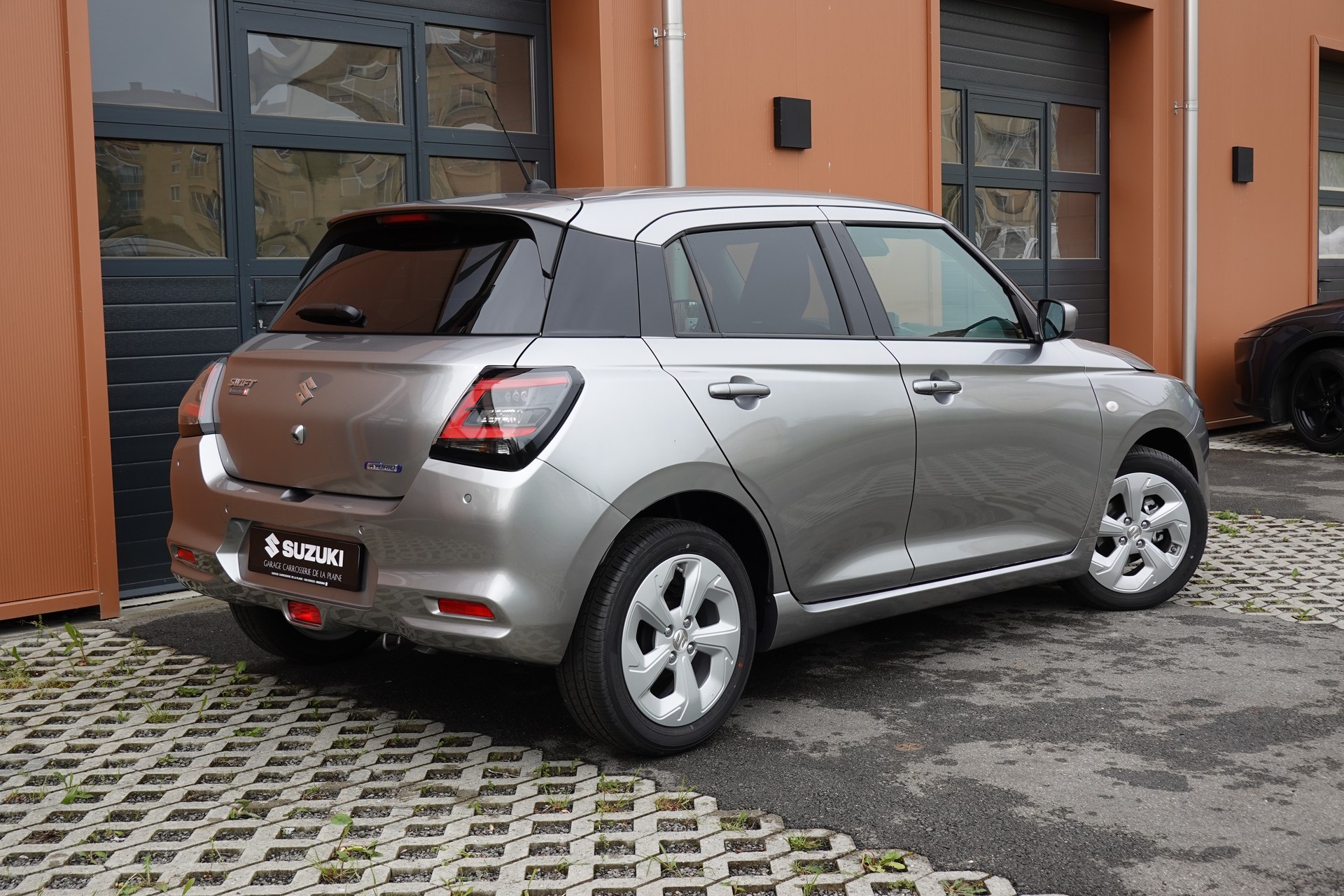 SUZUKI Swift 1.2 Compact+ Hybrid CVT * Tempomat Adapt. * Caméra de recul * Sièges chauffants * Apple Car Play * Aides Conduites"-image-5