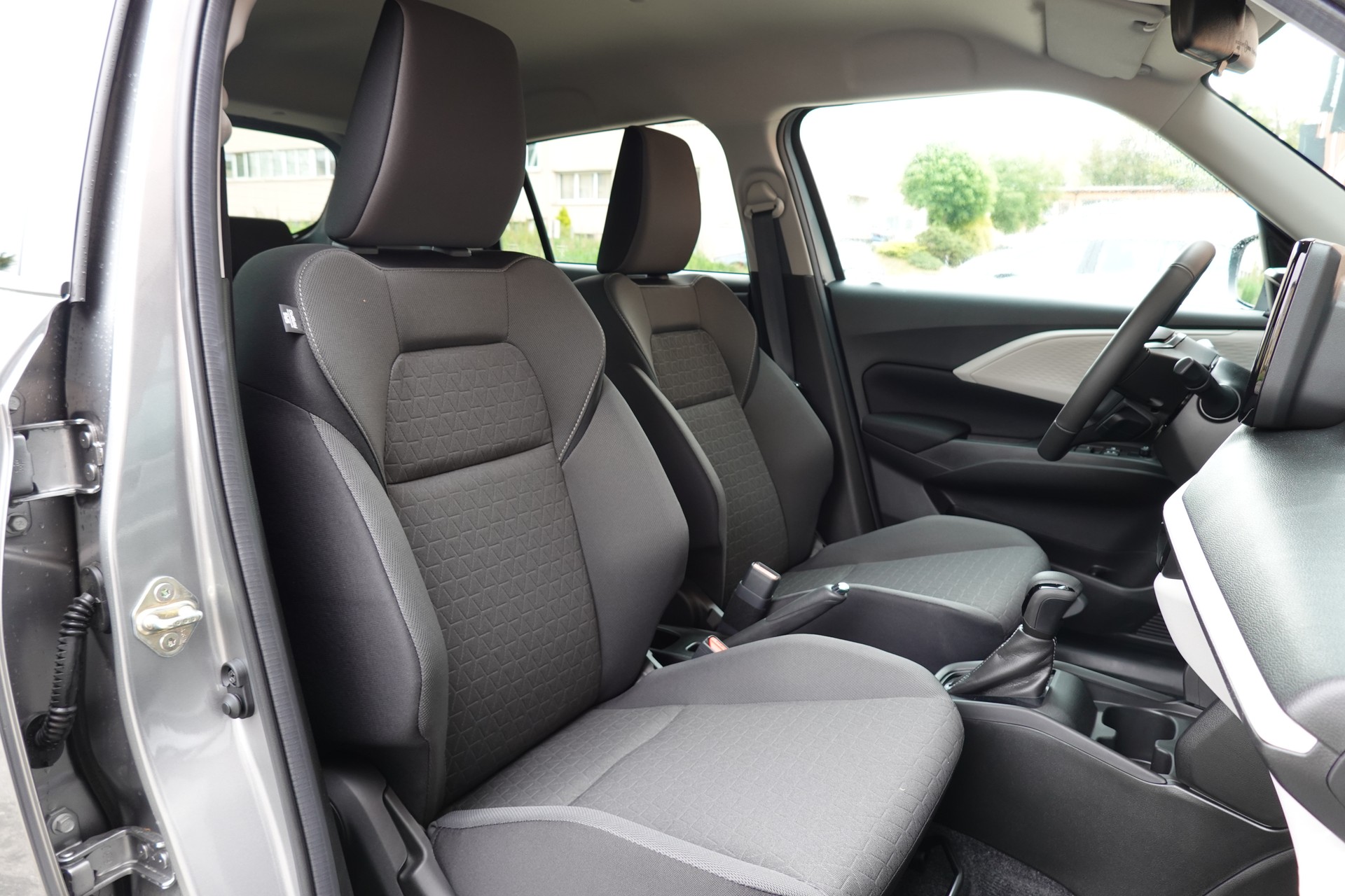 SUZUKI Swift 1.2 Compact+ Hybrid CVT * Tempomat Adapt. * Caméra de recul * Sièges chauffants * Apple Car Play * Aides Conduites"-image-25
