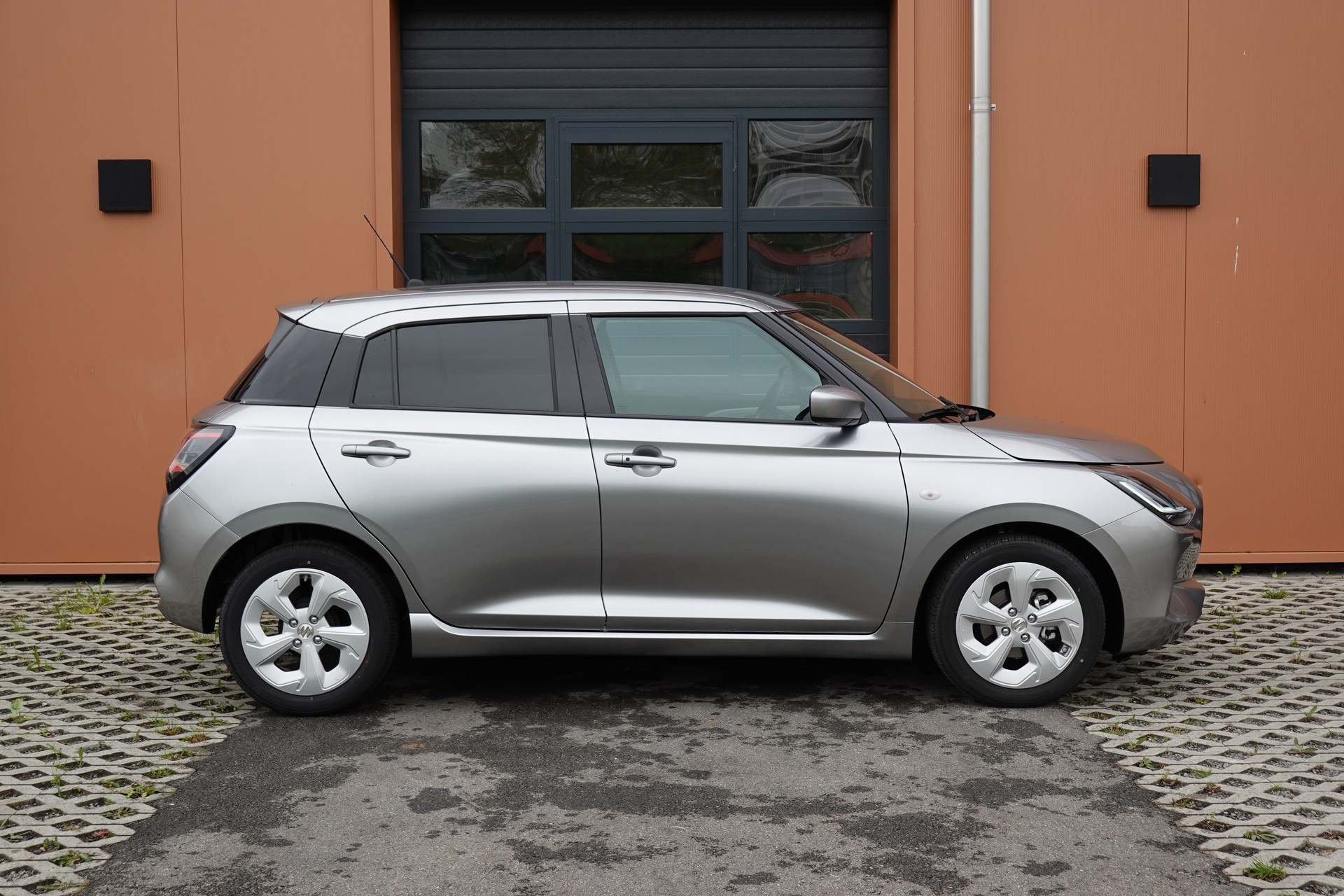 SUZUKI Swift 1.2 Compact+ Hybrid CVT * Tempomat Adapt. * Caméra de recul * Sièges chauffants * Apple Car Play * Aides Conduites"-image-3