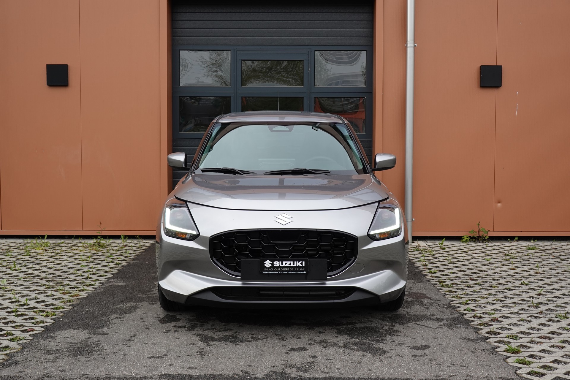 SUZUKI Swift 1.2 Compact+ Hybrid CVT * Tempomat Adapt. * Caméra de recul * Sièges chauffants * Apple Car Play * Aides Conduites"-image-1