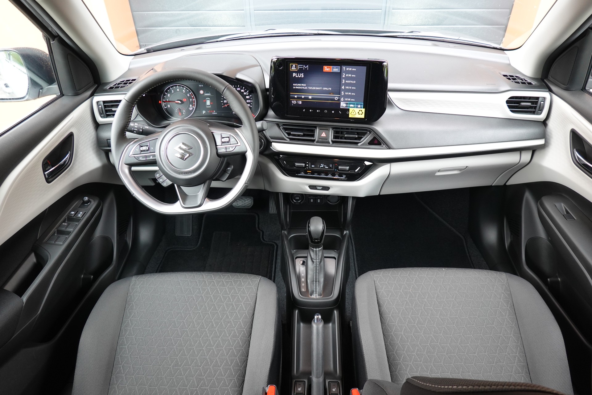 SUZUKI Swift 1.2 Compact+ Hybrid CVT * Tempomat Adapt. * Caméra de recul * Sièges chauffants * Apple Car Play * Aides Conduites"-image-10