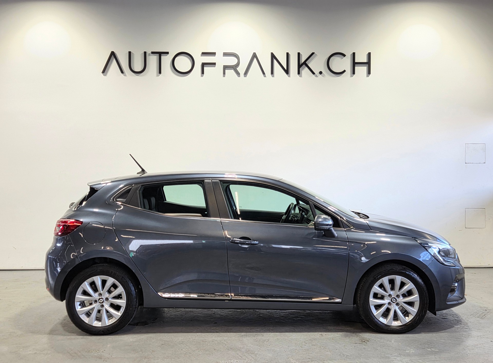 RENAULT Clio 1.0 TCe Intens CVT-image-1