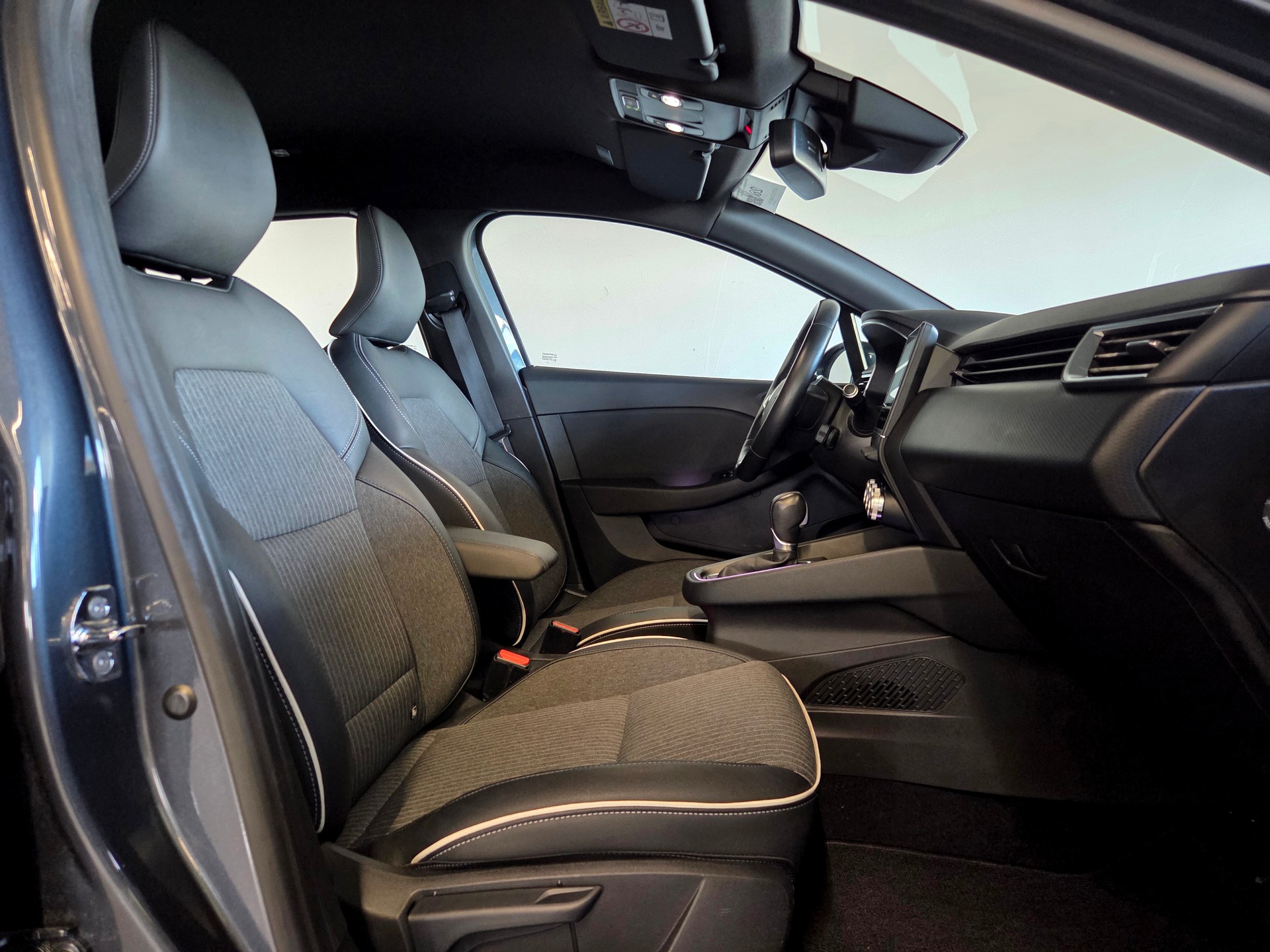 RENAULT Clio 1.0 TCe Intens CVT-image-18