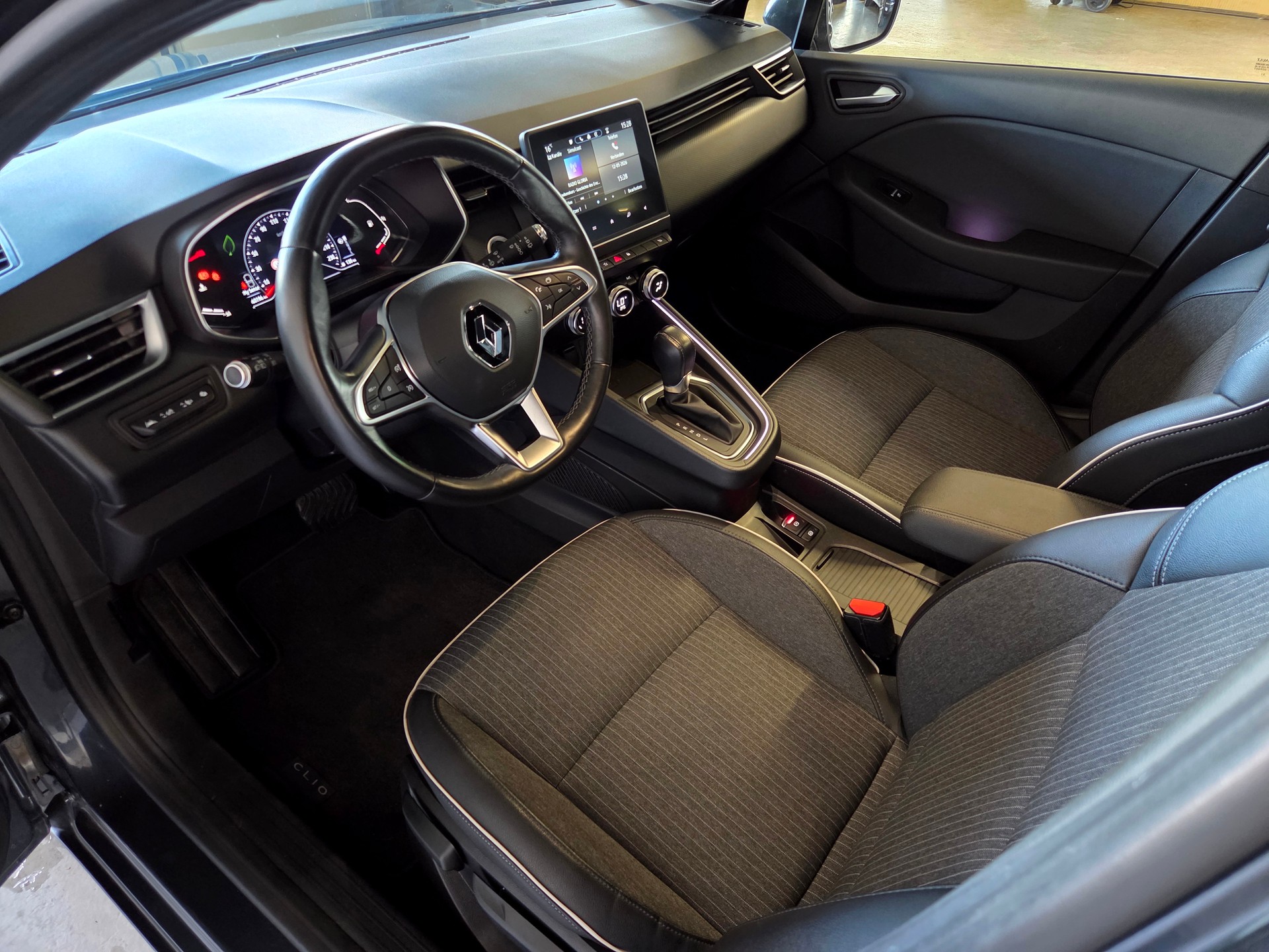 RENAULT Clio 1.0 TCe Intens CVT-image-3