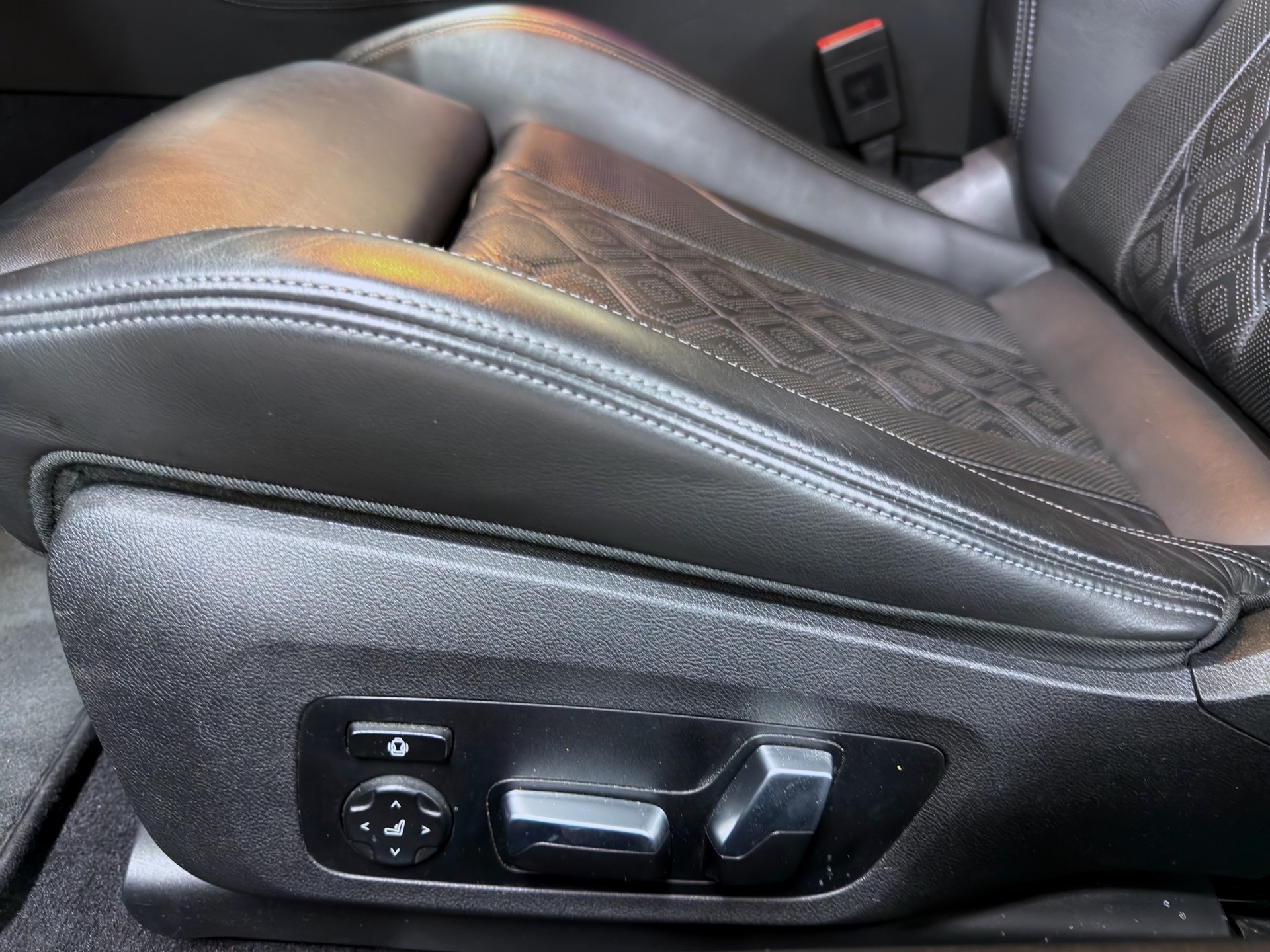BMW M8 xDrive Steptronic M Competition-image-23
