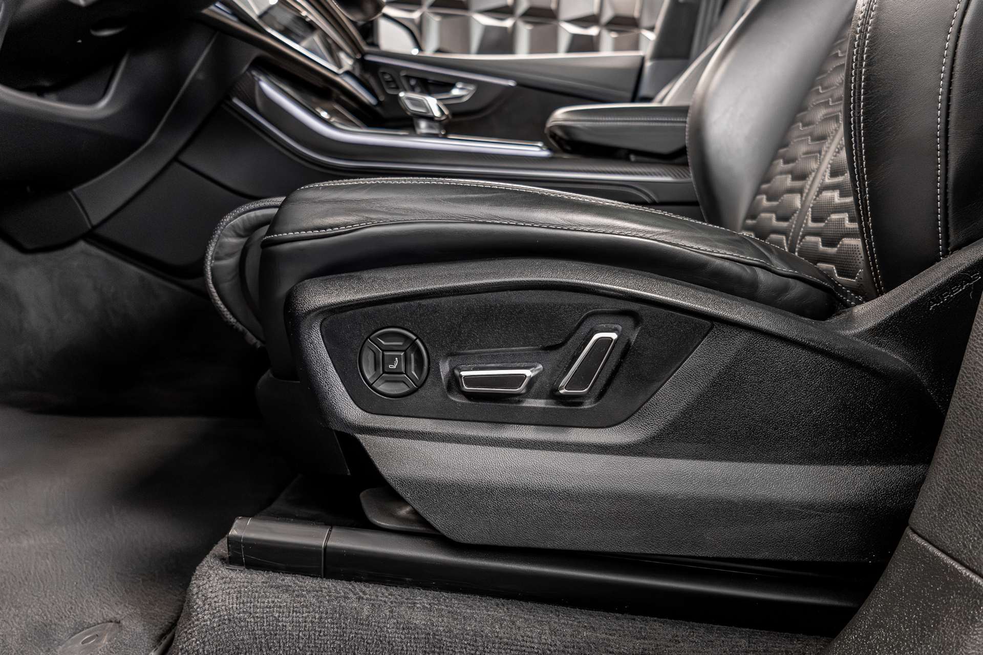AUDI RSQ8 quattro tiptronic-image-13