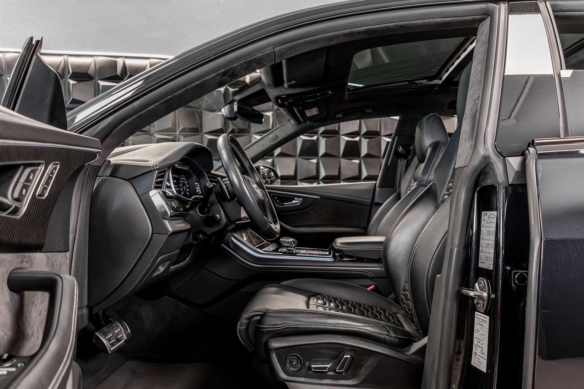 AUDI RSQ8 quattro tiptronic-image-12