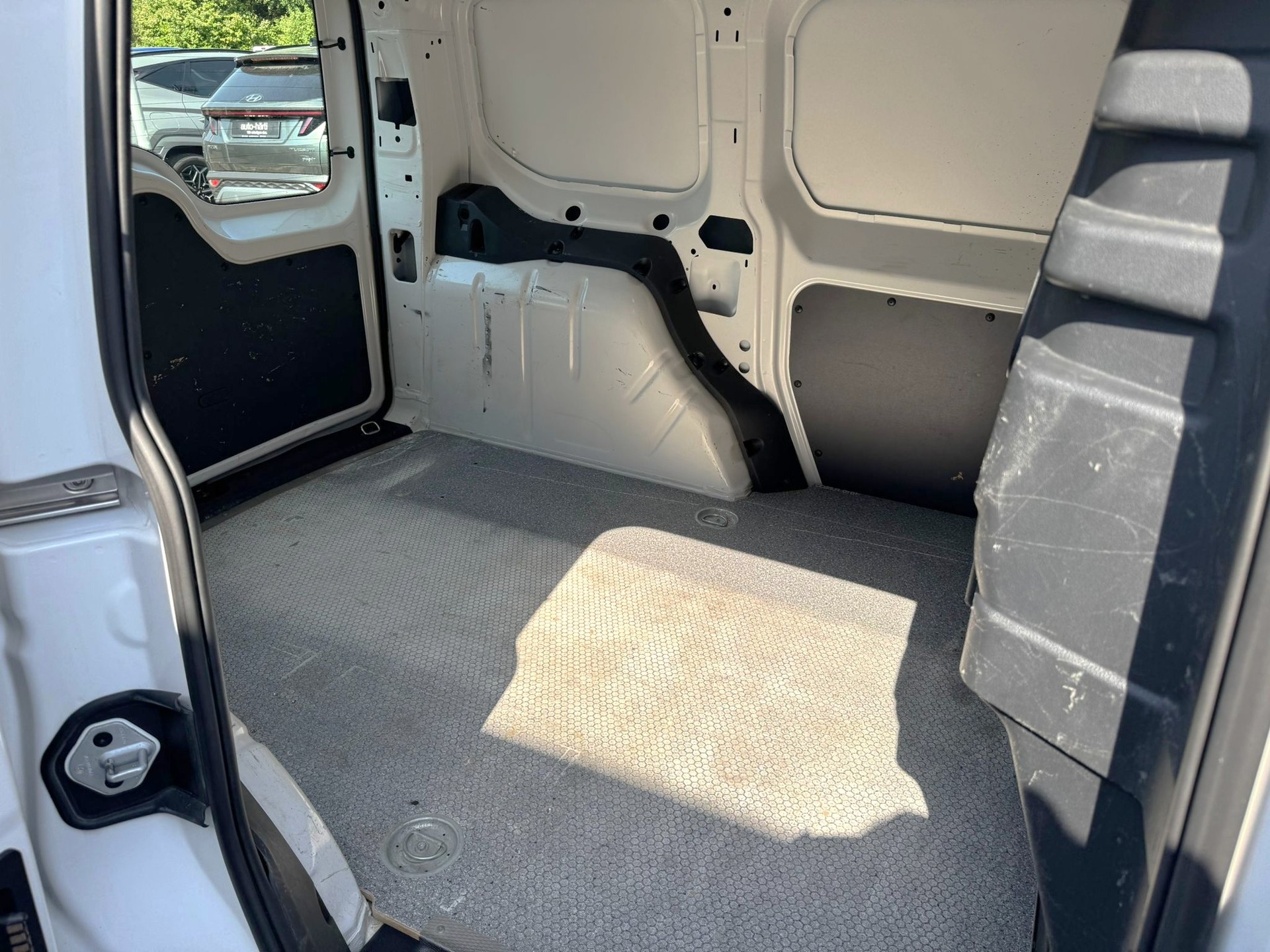 VW Caddy 2.0TDI BlueMotion Technology-image-6
