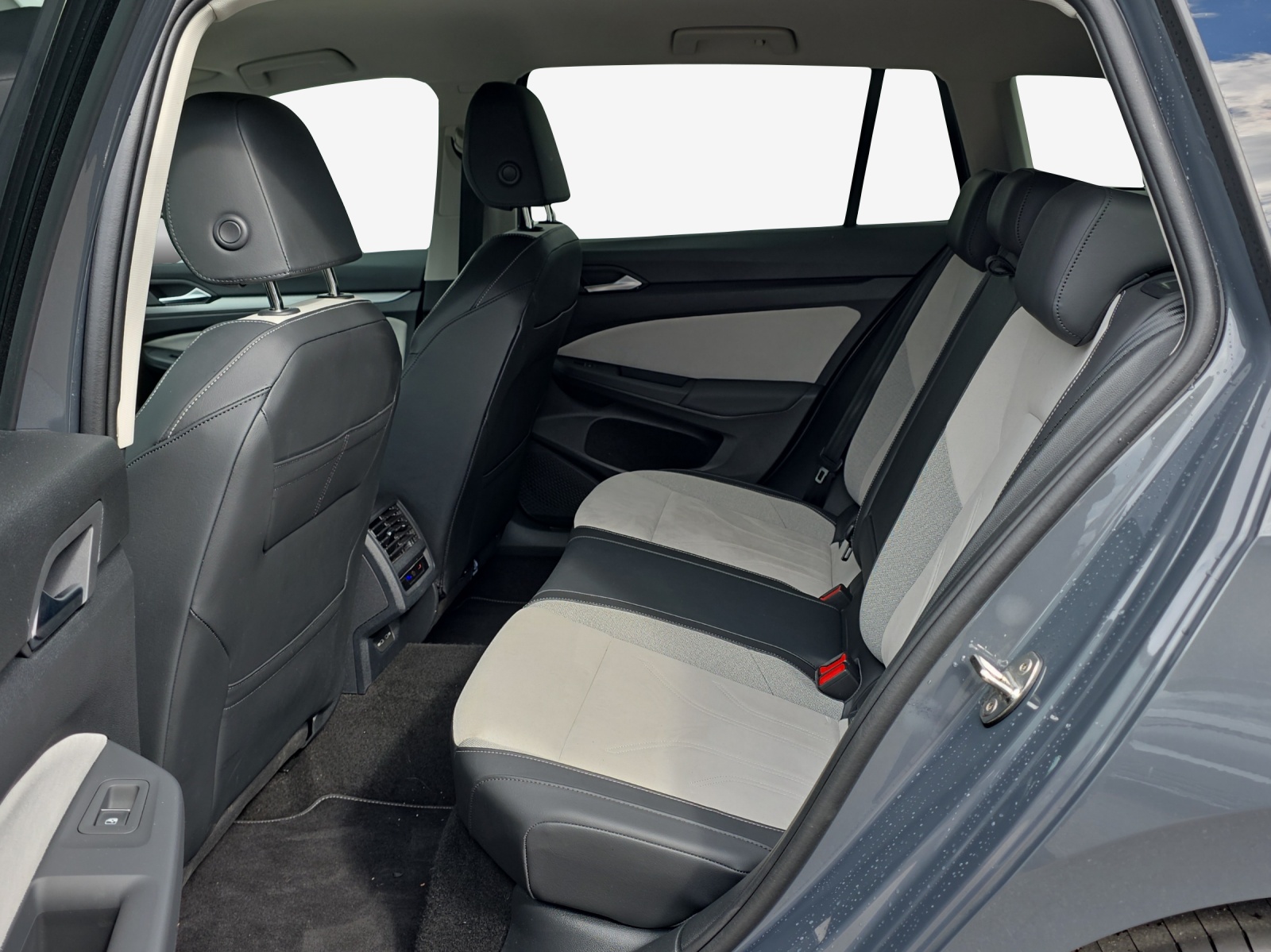 VW Golf Variant 2.0 TDI Style DSG-image-11