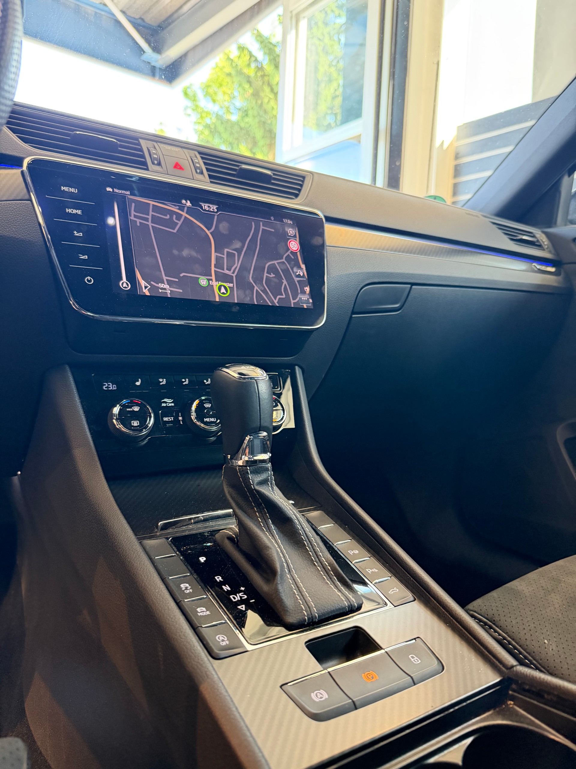 SKODA Superb Combi 2.0 TDI 200 SportLine 4x4 DSG-image-15