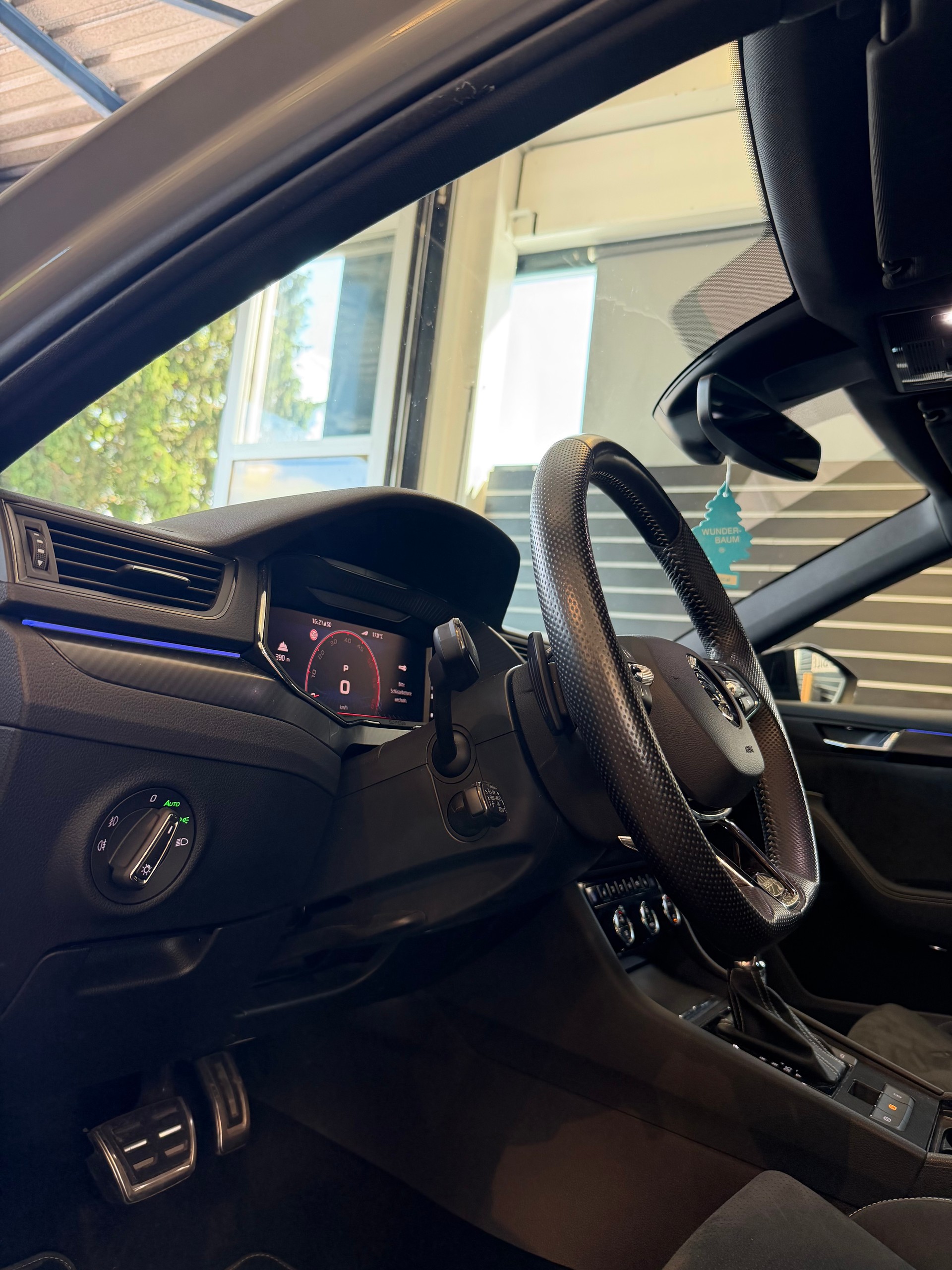 SKODA Superb Combi 2.0 TDI 200 SportLine 4x4 DSG-image-11