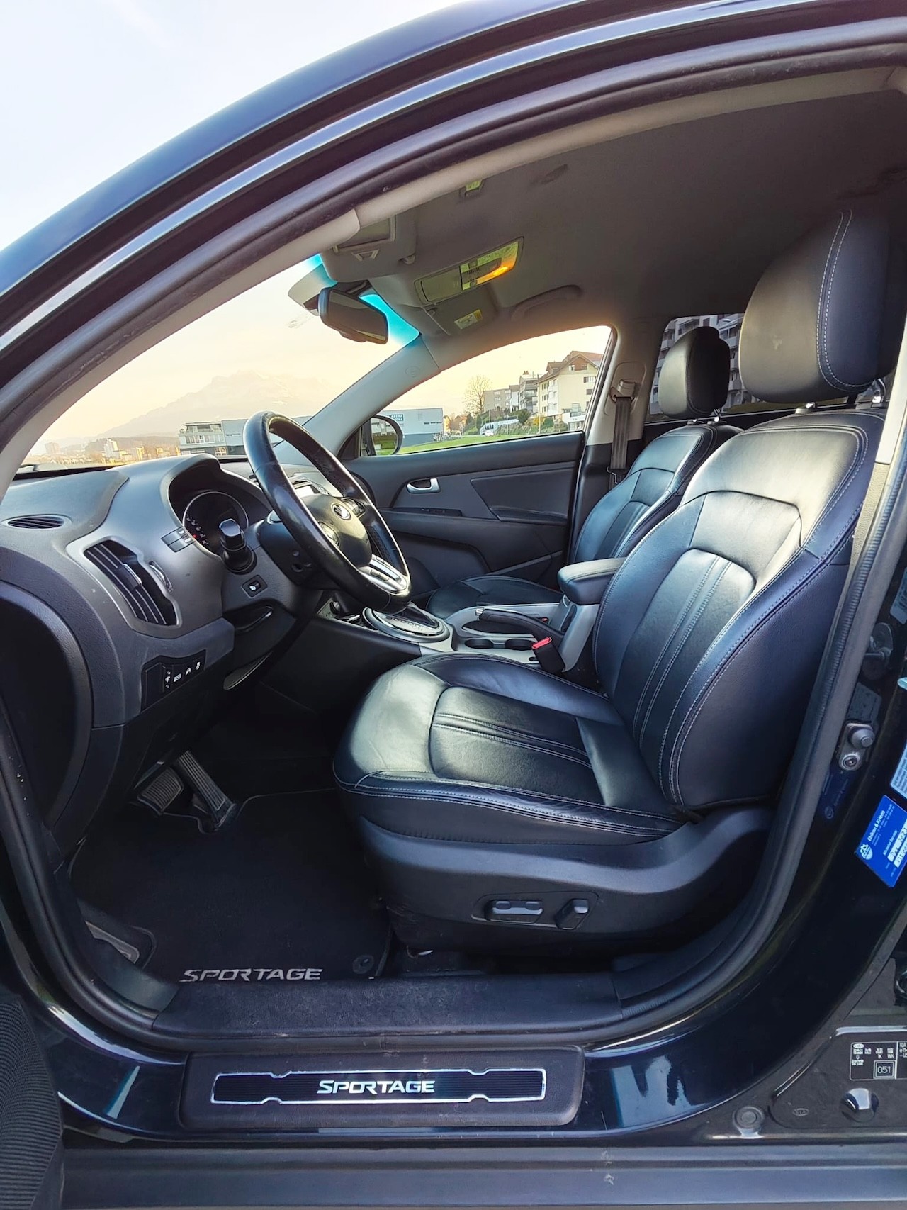 KIA Sportage 2.0 CRDi Style 4WD Automatic-image-14