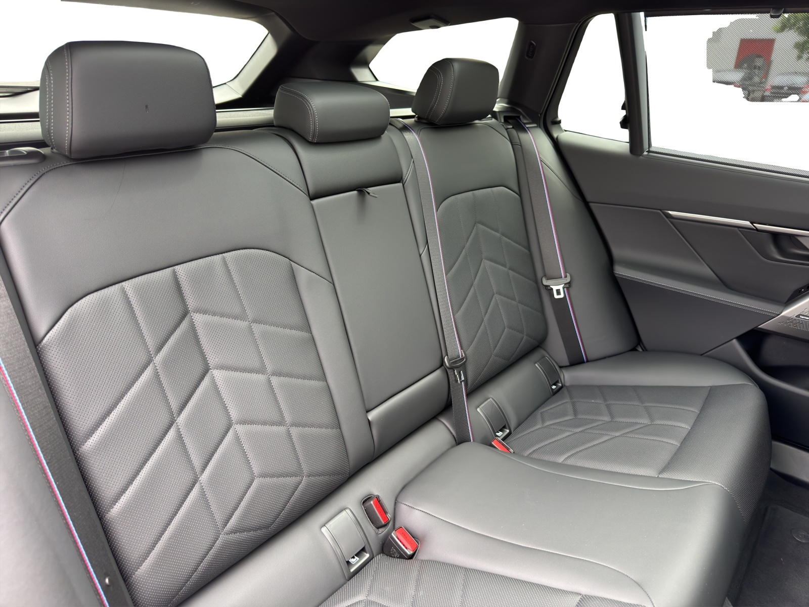 BMW 550e xDrive Touring M Sport Pro Steptronic-image-18