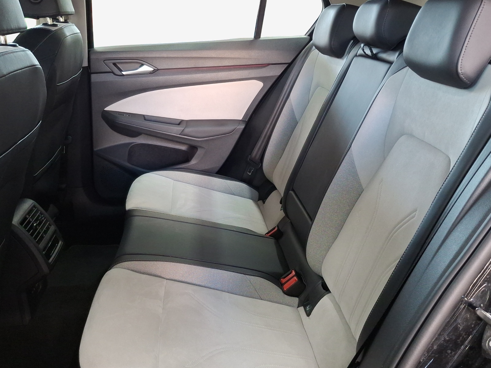 VW Golf 1.5 e TSI mHEV Style DSG-image-11