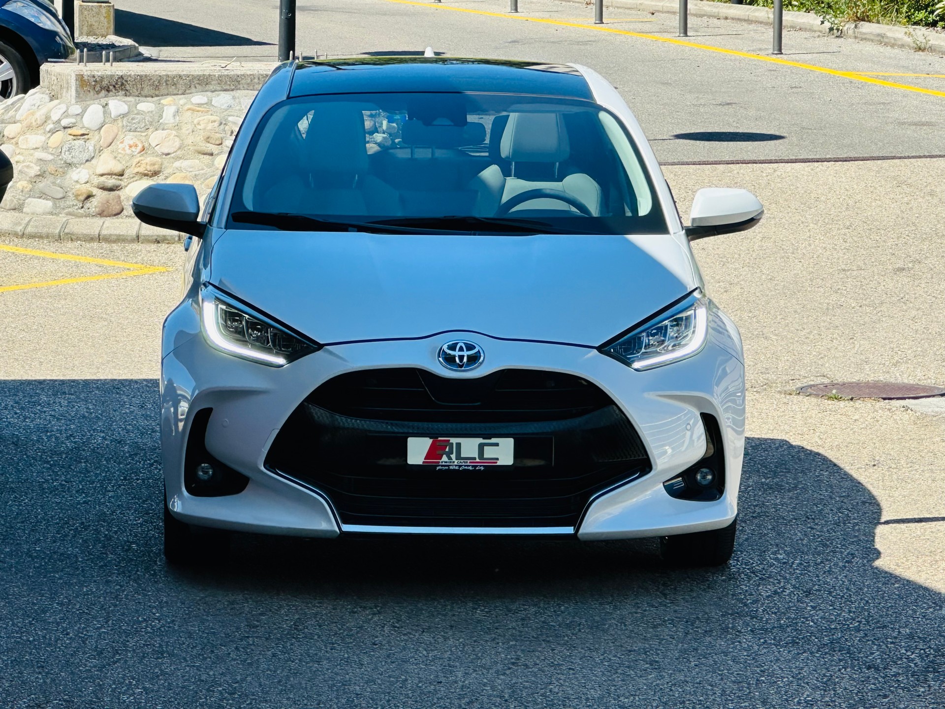 TOYOTA Yaris 1.5 Premium e-CVT-image-0