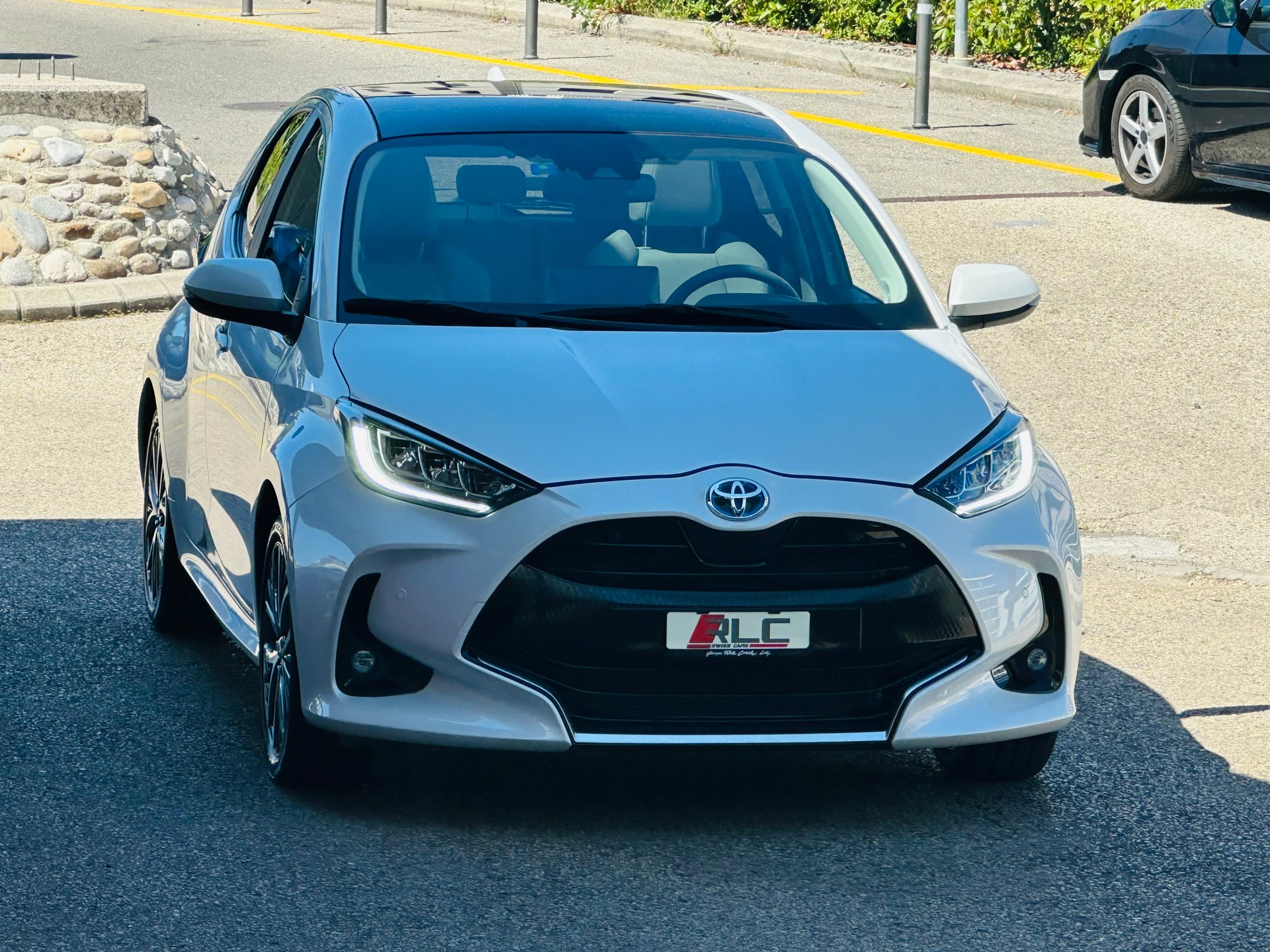TOYOTA Yaris 1.5 Premium e-CVT-image-2